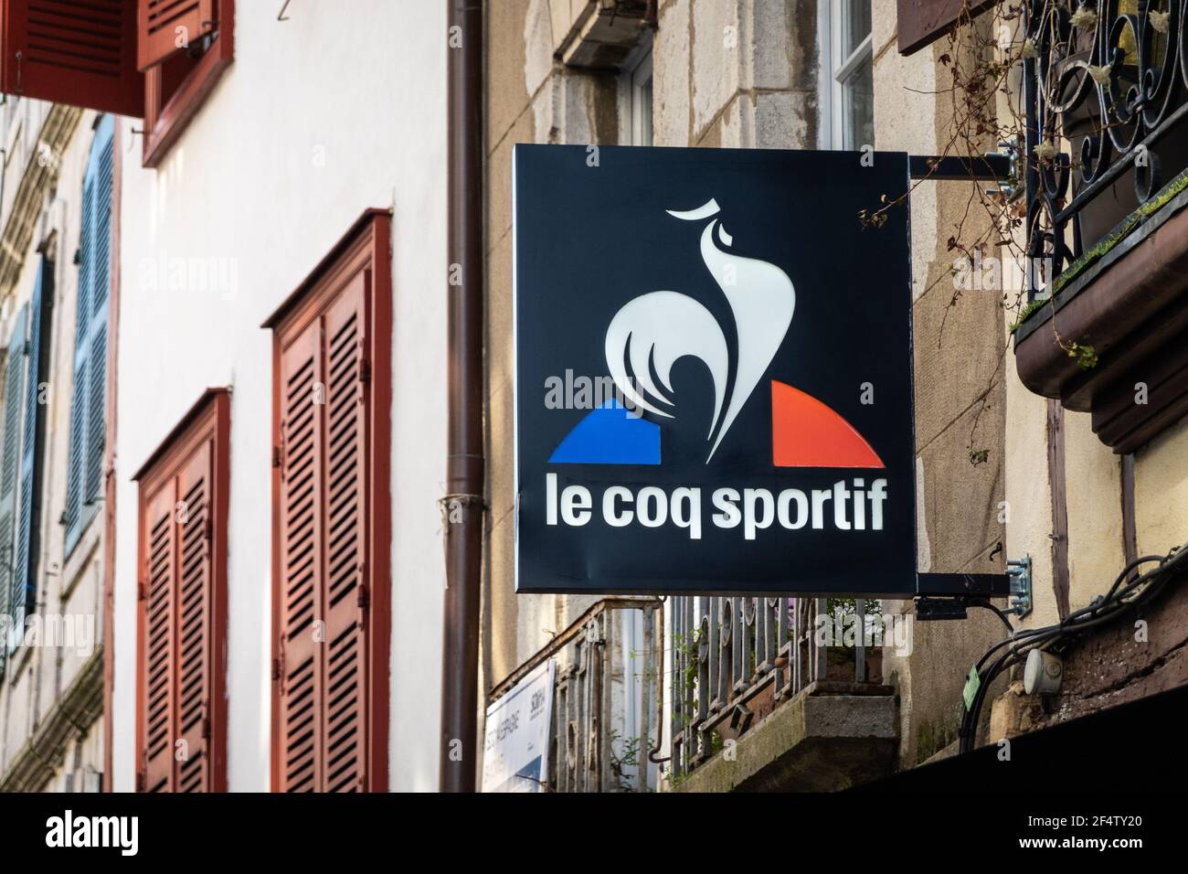 Le Coq Sportif Schild vor dem Geschäft in Bayonne, Frankreich Stockfoto