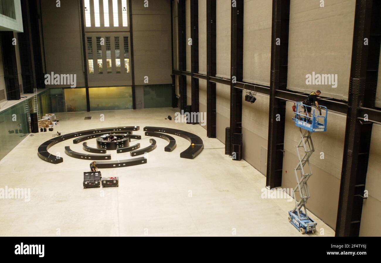 Im Rahmen von UBS Openings: The Long Weekend, dem viertägigen Festival der Tate Modern für den Mai-Feiertag, hat der Künstler Mathieu Briand ein riesiges experimentelles Tonstudio und einen Performance-Raum geschaffen, "The Spiral", der das Turbine Hall-Bild David Sandison füllt Stockfoto