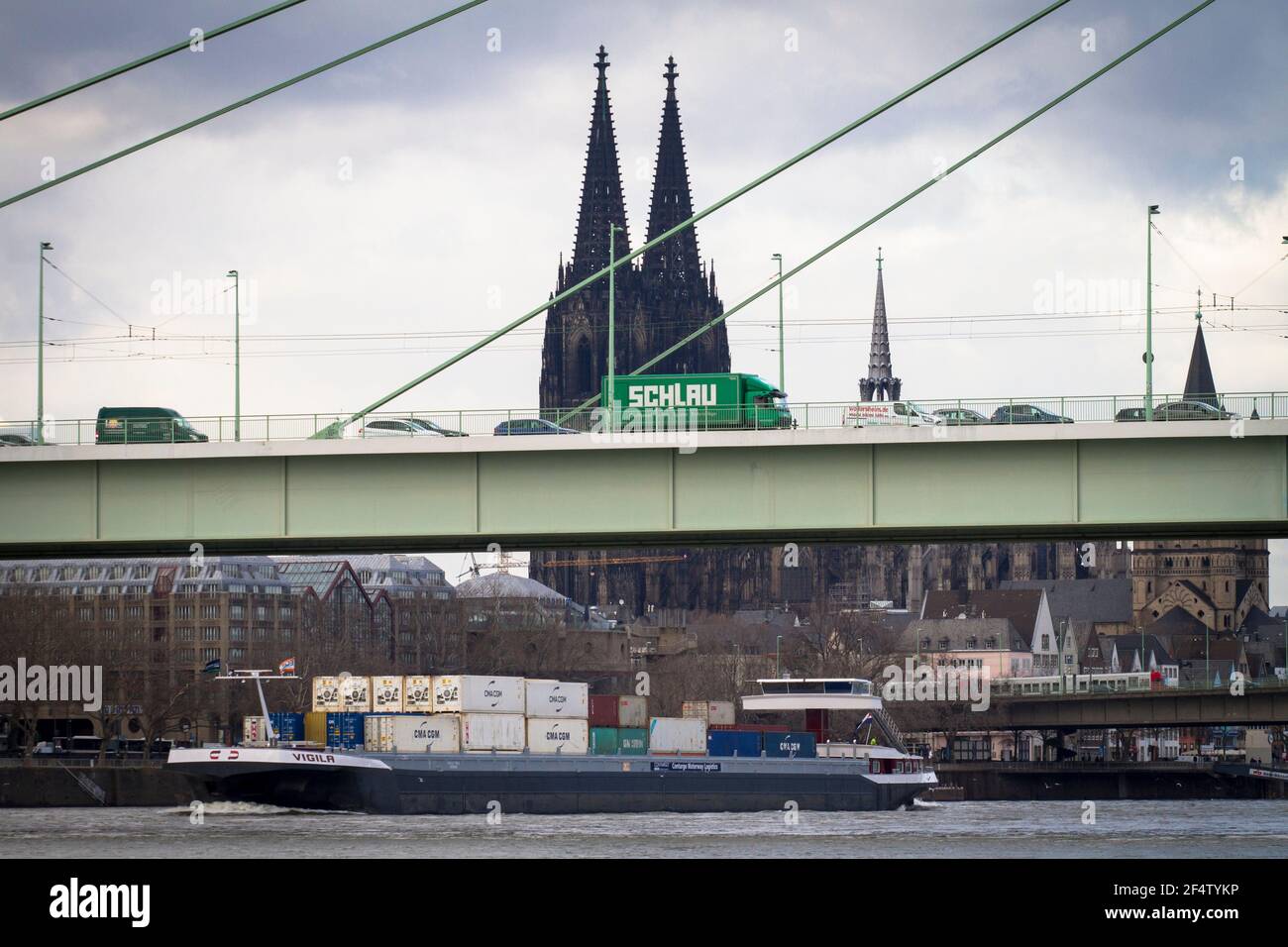 Containerschiff auf dem Rhein, Severins-Brücke, Dom, Köln, Deutschland. Conatinerschiff auf dem Rhein, Severinsbrücke, Dom, Köln, Deut Stockfoto