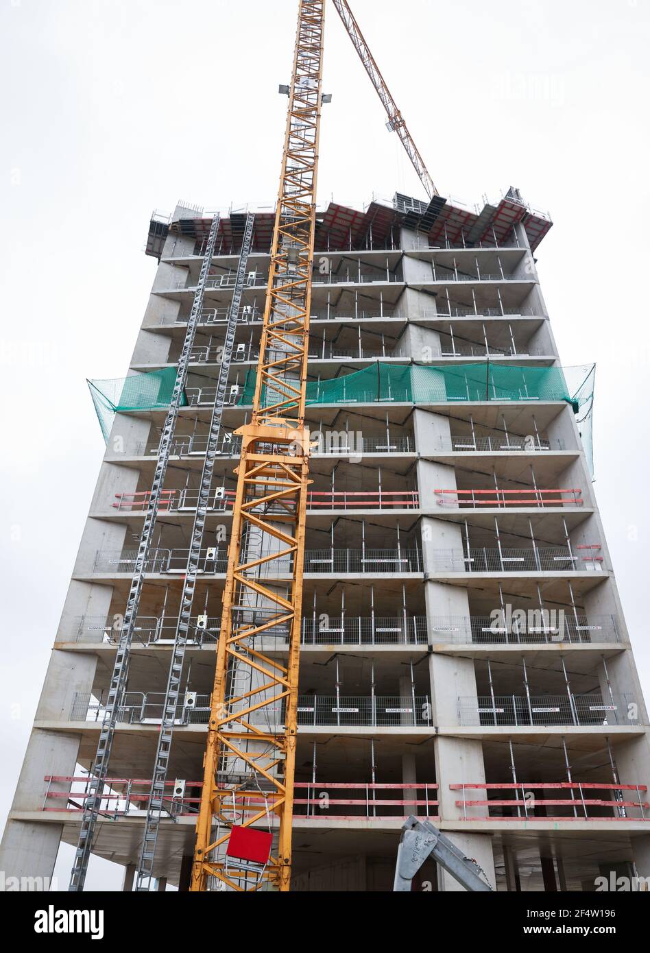 Hamburg, Deutschland. März 2021, 23rd. Blick auf den im Bau befindlichen Luxus-Wohnturm "The Crown" auf der Strandkai-Baustelle im Grasbrookhafen in der HafenCity. Quelle: Christian Charisius/dpa/Alamy Live News Stockfoto