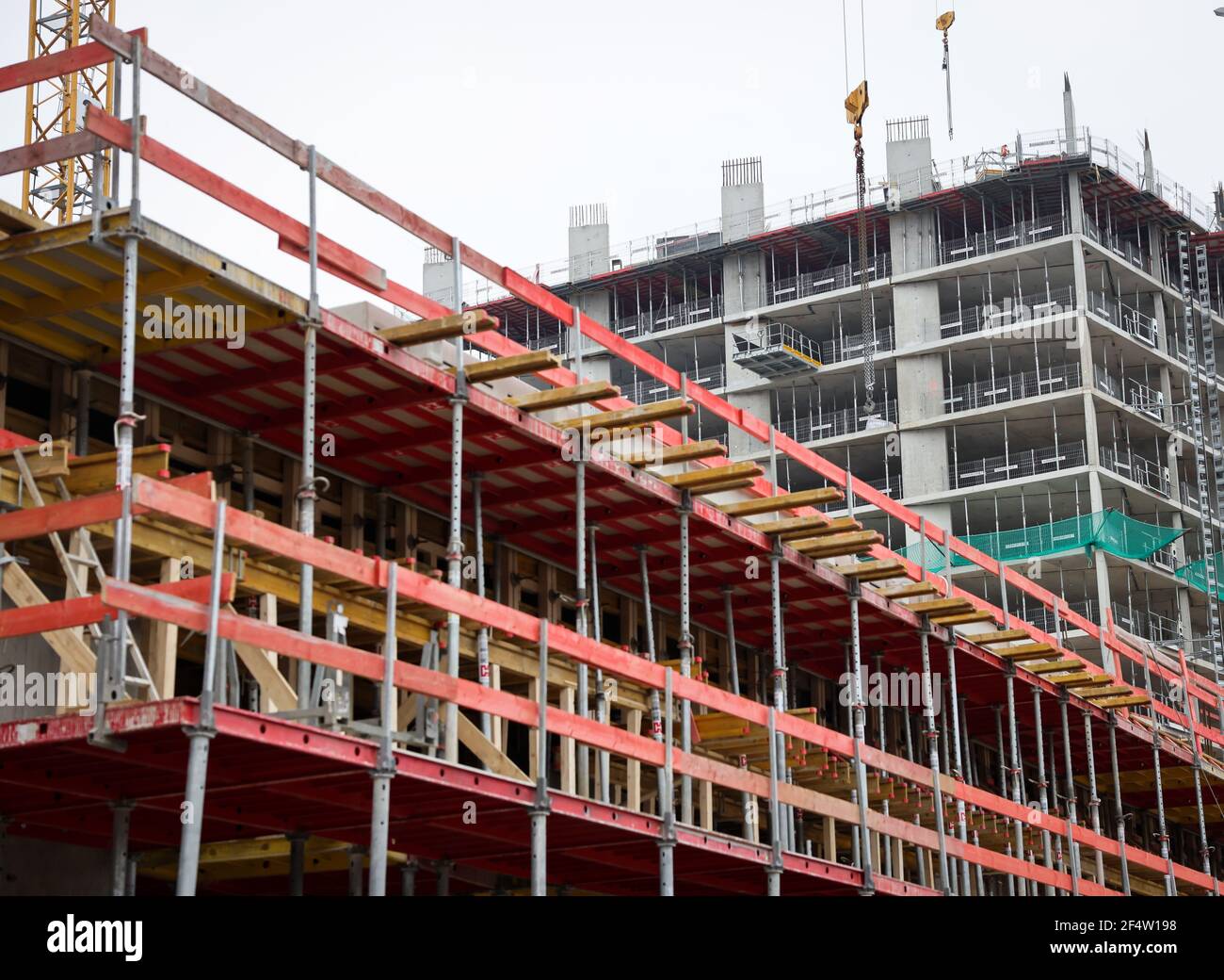 Hamburg, Deutschland. März 2021, 23rd. Blick auf den im Bau befindlichen Luxus-Wohnturm 'The Crown' (r) auf der Strandkai-Baustelle im Grasbrookhafen in der HafenCity. Quelle: Christian Charisius/dpa/Alamy Live News Stockfoto