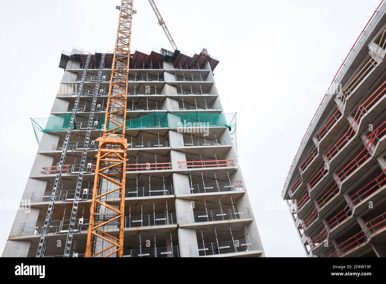Hamburg, Deutschland. März 2021, 23rd. Blick auf den im Bau befindlichen Luxus-Wohnturm "The Crown" auf der Strandkai-Baustelle im Grasbrookhafen in der HafenCity. Quelle: Christian Charisius/dpa/Alamy Live News Stockfoto