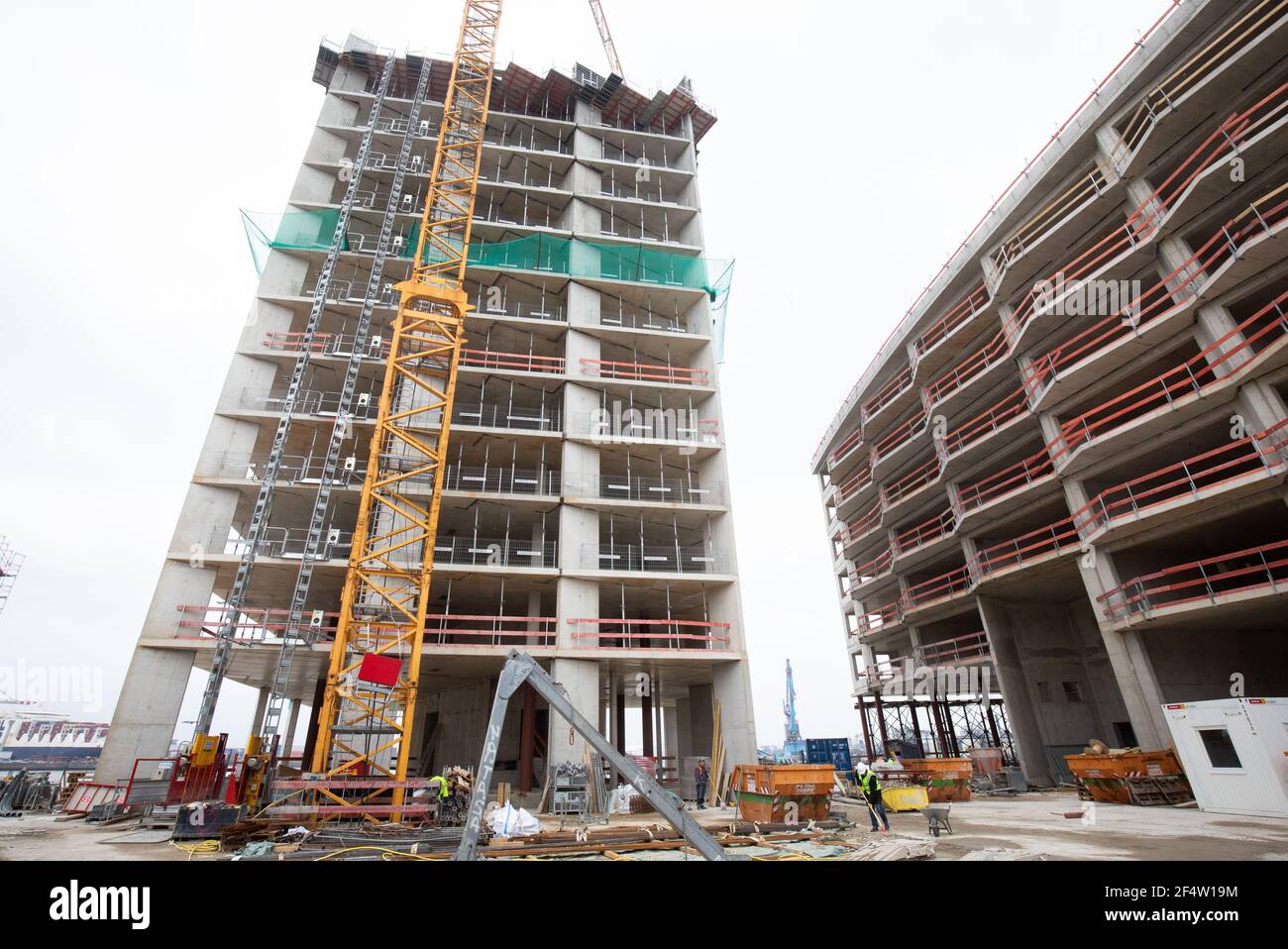 Hamburg, Deutschland. März 2021, 23rd. Blick auf den im Bau befindlichen Luxus-Wohnturm "The Crown" (l) auf der Strandkai-Baustelle im Grasbrookhafen in der HafenCity. Quelle: Christian Charisius/dpa/Alamy Live News Stockfoto
