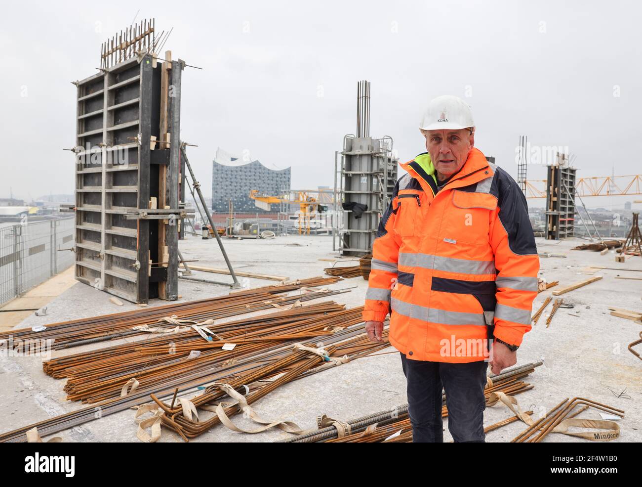 Hamburg, Deutschland. März 2021, 23rd. Reiner Duda, der für das Bauprojekt Strandkai verantwortlich ist, steht auf der Bodenplatte im elften Stock des Luxus-Wohnturms "The Crown", der derzeit auf der Strandkai-Baustelle im Grasbrookhafen in der HafenCity gebaut wird. Quelle: Christian Charisius/dpa/Alamy Live News Stockfoto