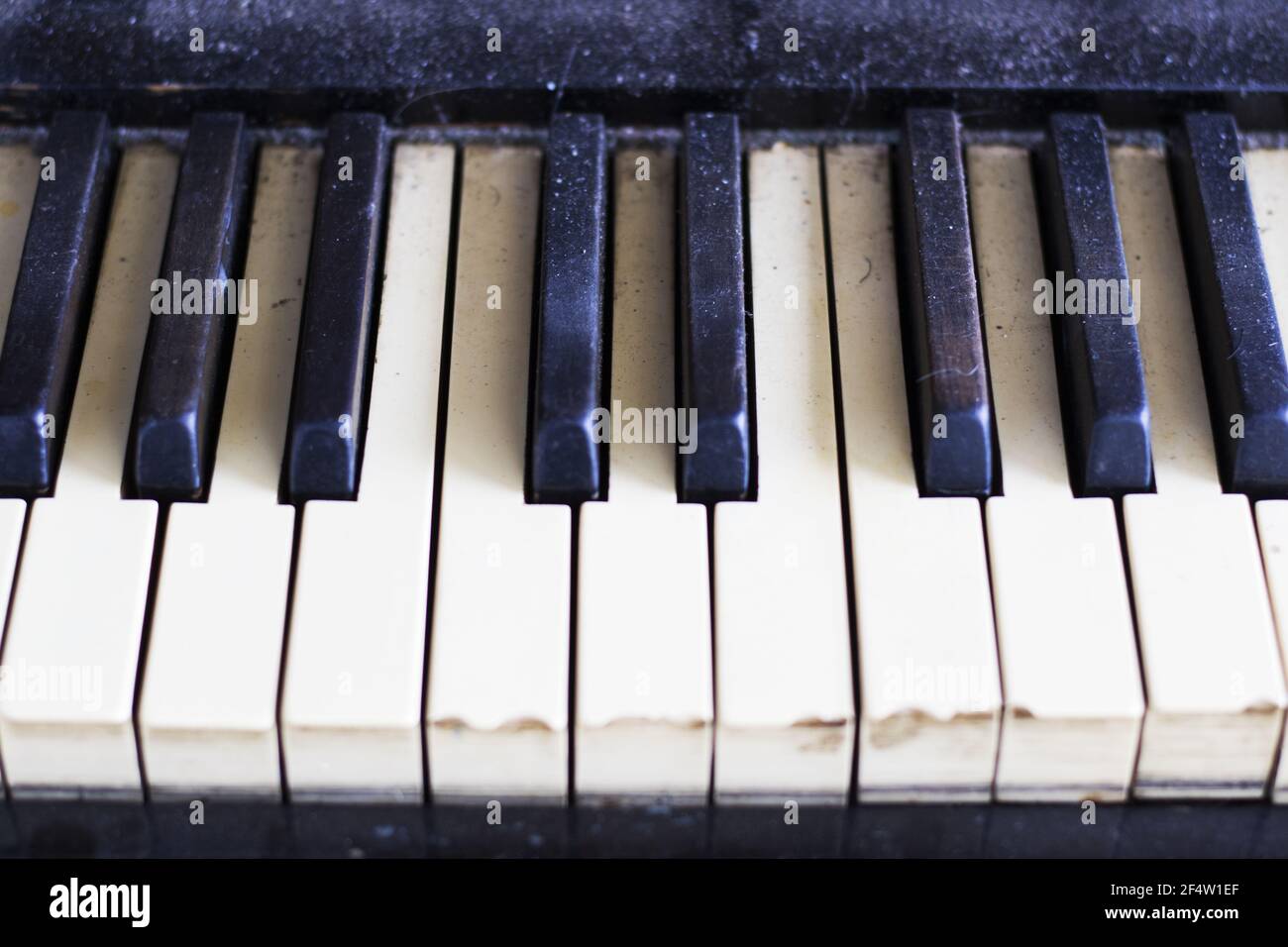 Nahaufnahme von schwarzen und weißen Tasten eines Klaviers Stockfoto