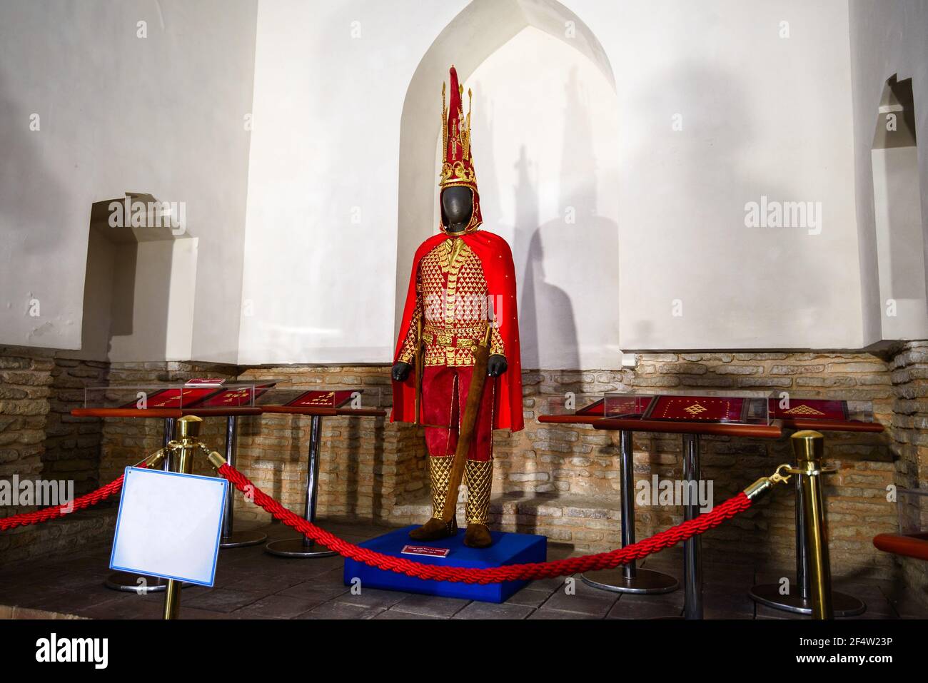 Eine Kopie der Parade Rüstung Saka König, bekannt als der "Issyk Golden man", V-VI Jahrhundert v. Chr../Altyn Adam – die Symbole von Kasachstan/Turkestan, Kasachstan - Stockfoto