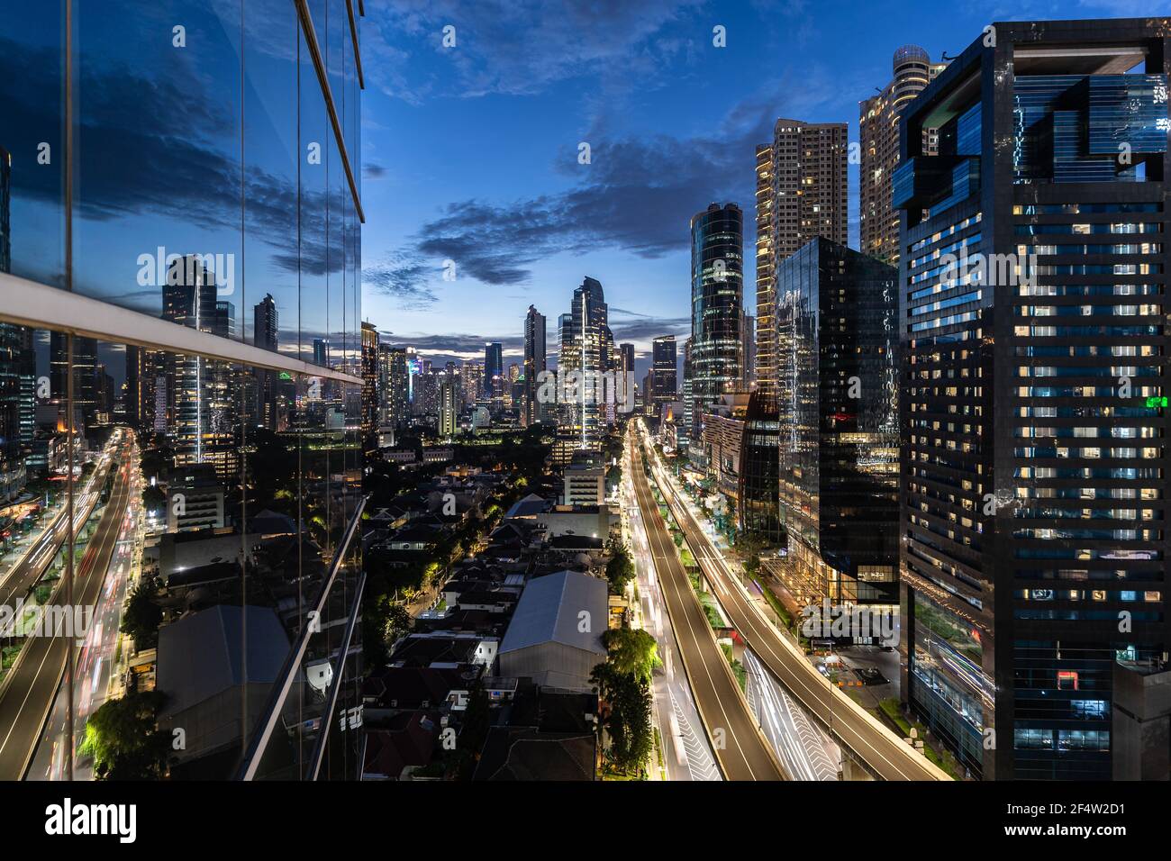 Dramatische Dämmerung über dem Kuningan-Geschäftsviertel in Jakarta, der Hauptstadt Indonesiens und einem wichtigen Finanzzentrum in Südostasien. Stockfoto