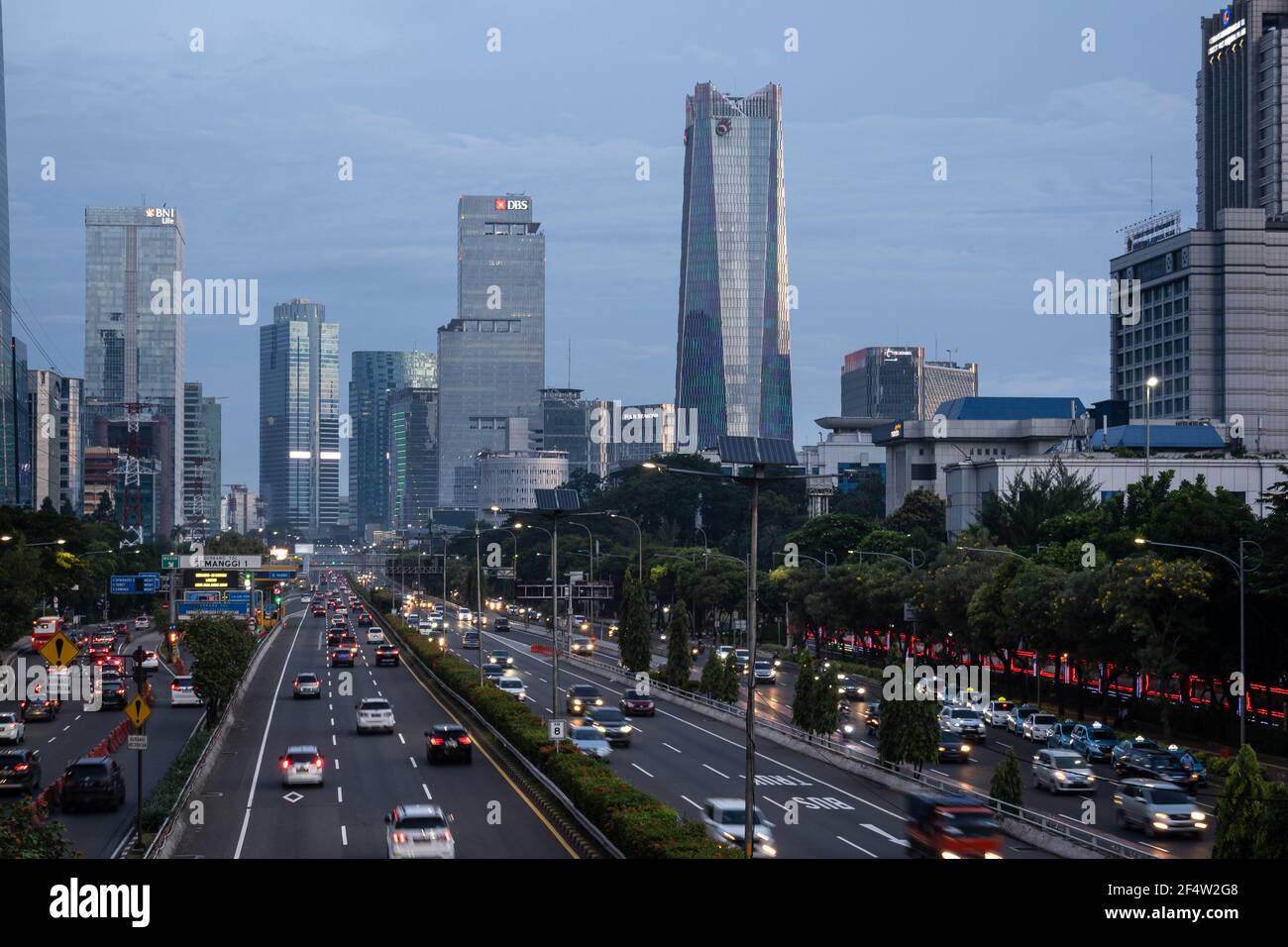 Jakarta, Indonesien - März 15 2021: Der Verkehr rauscht entlang der Gatot Subroto Autobahn in Jakarta Moderne Innenstadt in Indonesien Hauptstadt Stockfoto