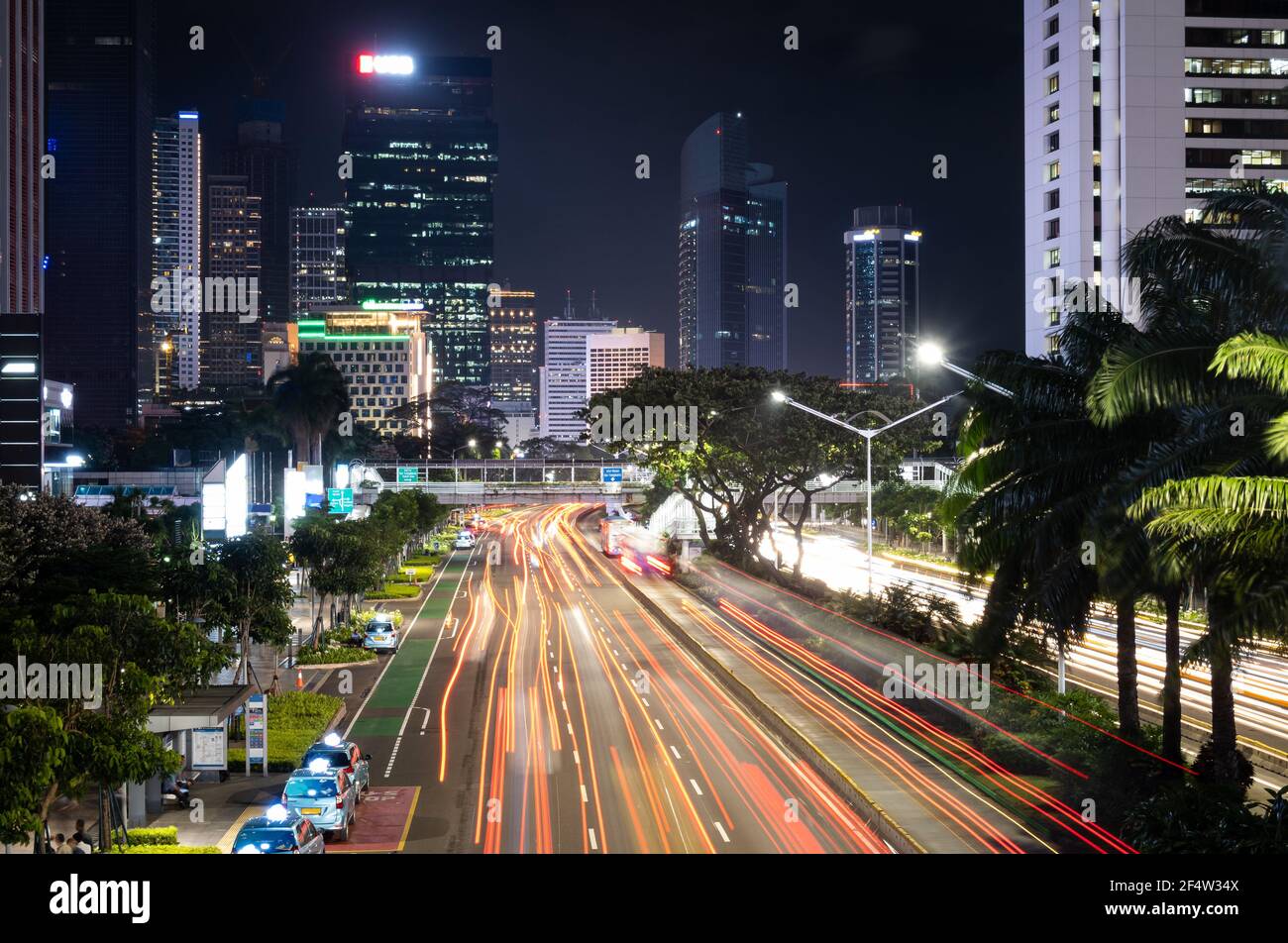 Ampelwege im modernen Geschäftsviertel von Jakarta, der Hauptstadt Indonesiens Stockfoto