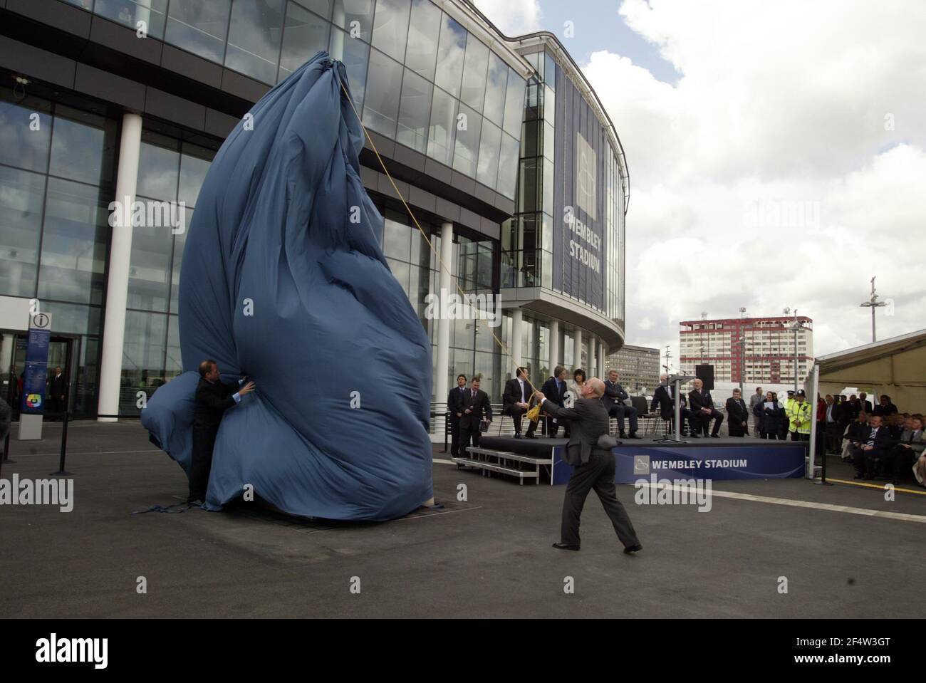 Eine Bronzestatue von Bobby Moore des Bildhauers Phillip Jackson wurde heute im neuen Wembley-Stadion von Sir Bobby Charlton enthüllt. Bei der Enthüllung waren Stephanie Moore, Tony Blair und Mitglieder des England-WM-Siegerteams 1966 sowie Mitglieder des thw West Ham-Teams dabei. PIC David Sandison Stockfoto