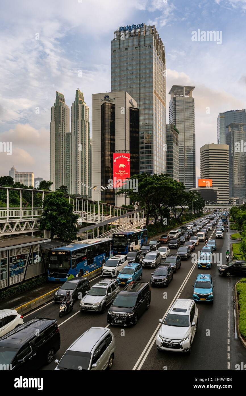 Jakarta, Indonesien - Februar 16 2021: Autos stecken im Stau im Herzen des Geschäftsviertels von Jakarta in der indonesischen Hauptstadt. Stockfoto