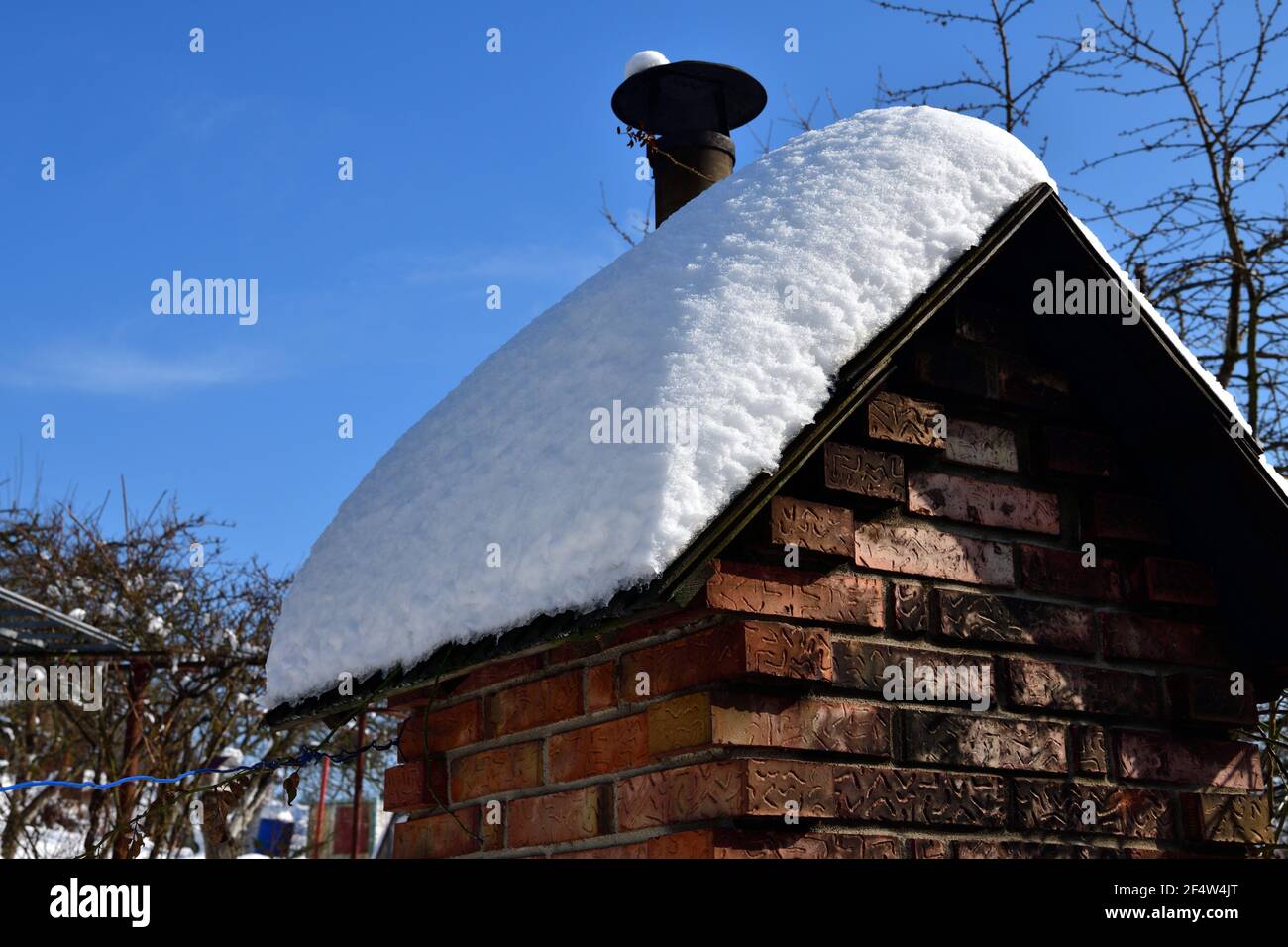 Wozu Lässt Sich Frisch Gefallener Schnee Verwenden Dicke Schicht von frisch gefallener Schnee auf den Dächern von Häuser