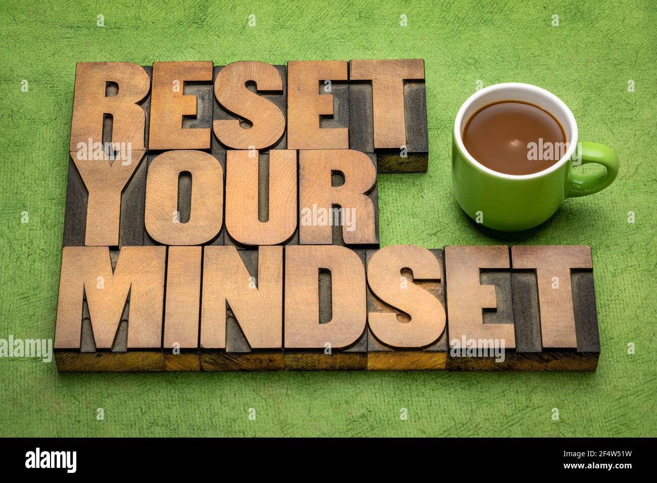 Reset your Mindset Beratung - Wortabstrakt im Vintage-Buchdruck Holzart mit einer Tasse Kaffee, Selbstverbesserung und persönlichem Entwicklungskonzept Stockfoto
