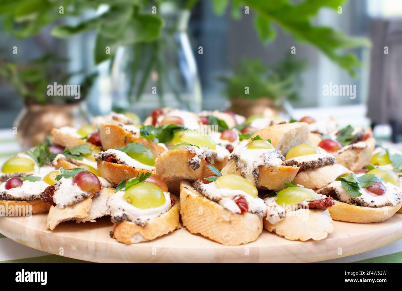 Ein gesundes Buffet mit Obstsnacks auf einer Rolle. Stockfoto