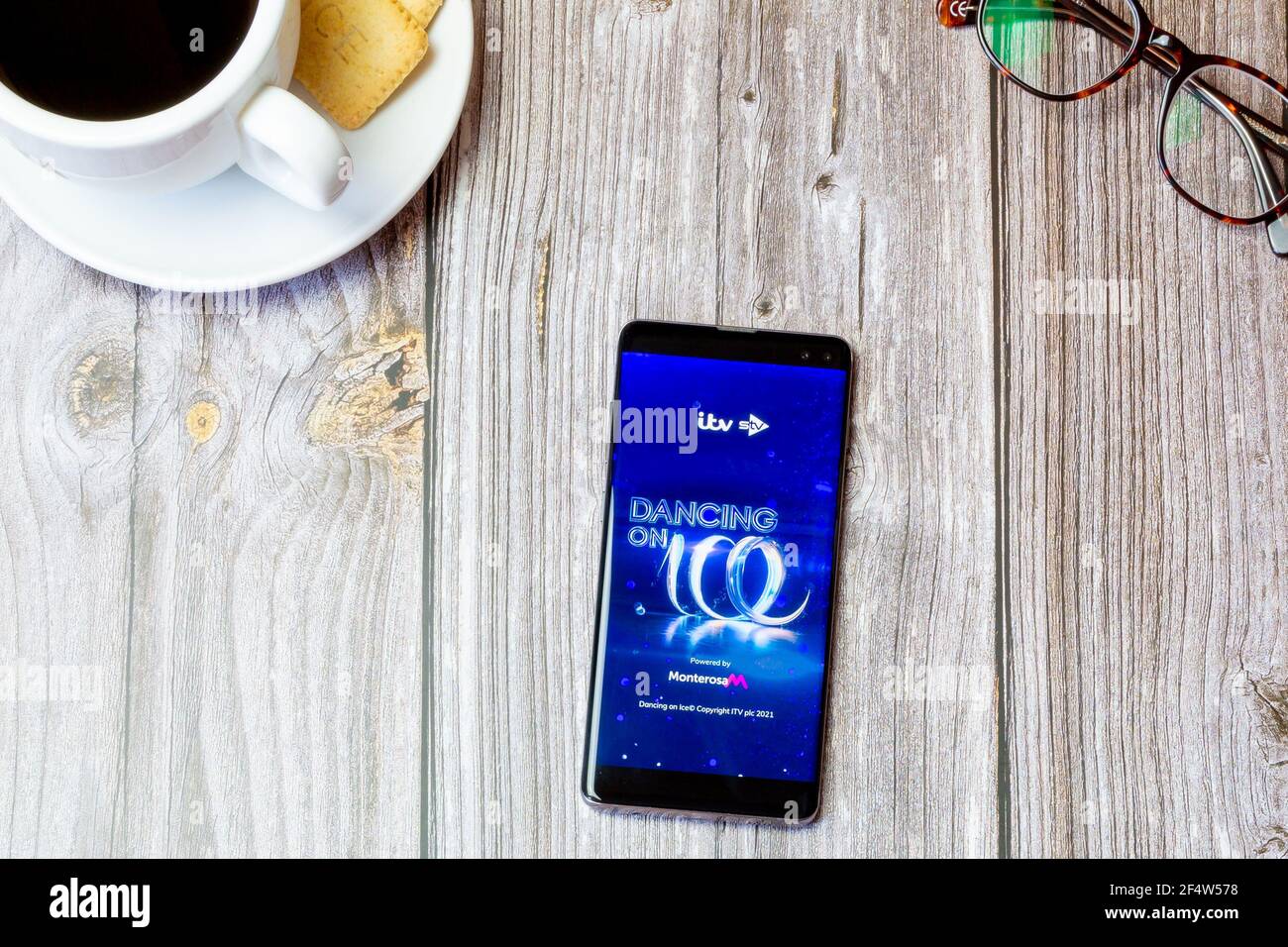 Ein Handy oder Handy auf einem Holz gelegt Tisch mit der Dancing on Ice App auf dem Bildschirm geöffnet Stockfoto
