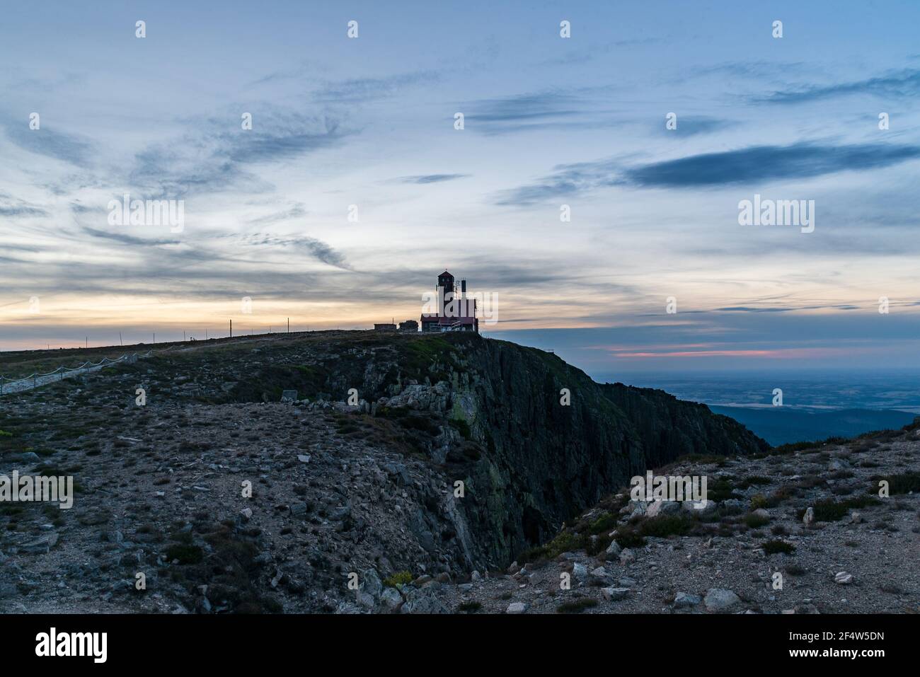Vysoka Plan Berggipfel über Snezne jamy im Riesengebirge Auf tschechisch - polnische Grenzen während der Sommerdämmerung Stockfoto