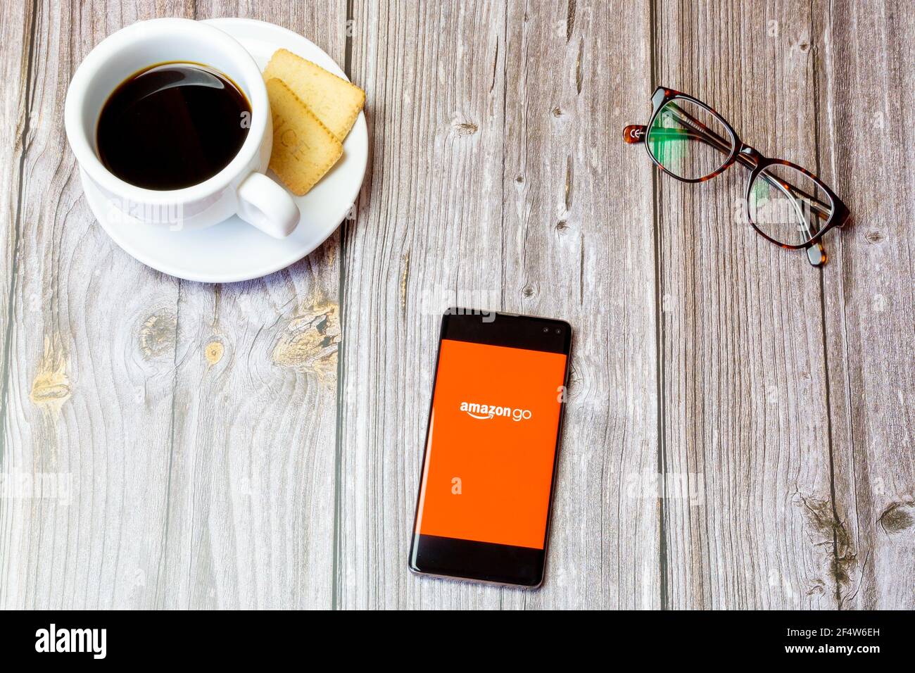 Ein Handy oder Handy auf einem Holz gelegt Tabelle mit der Amazon Go App auf dem Bildschirm geöffnet Stockfoto