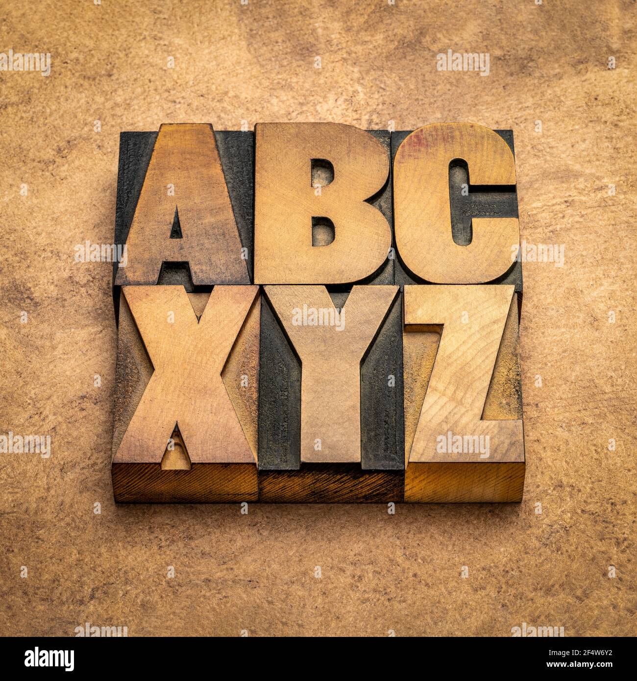 A, b, c und x, y, z - erste und letzte Buchstaben des Alphabets in Vintage-Holzdruckstein gegen handgemachtes Rindenpapier, Essentials, Start, b Stockfoto