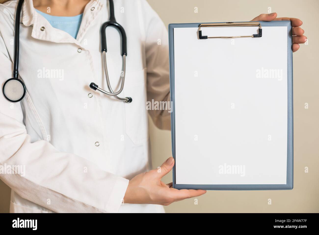 Bild einer Ärztin mit Clipboard. Stockfoto