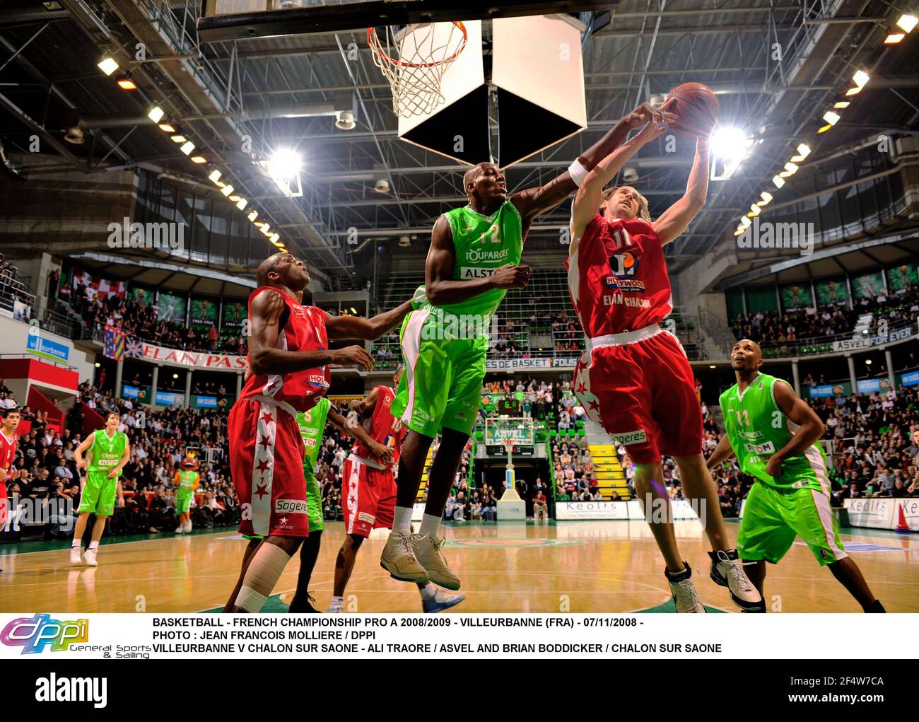 BASKETBALL - FRANZÖSISCHE MEISTERSCHAFT PRO A 2008/2009 - VILLEURBANNE (FRA) - 07/11/2008 - FOTO : JEAN FRANCOIS MOLLIERE / DPPI VILLEURBANNE V CHALON SUR SAONE - ALI TRAORE / ASVEL UND BRIAN BODDICKER / CHALON SUR SAONE Stockfoto