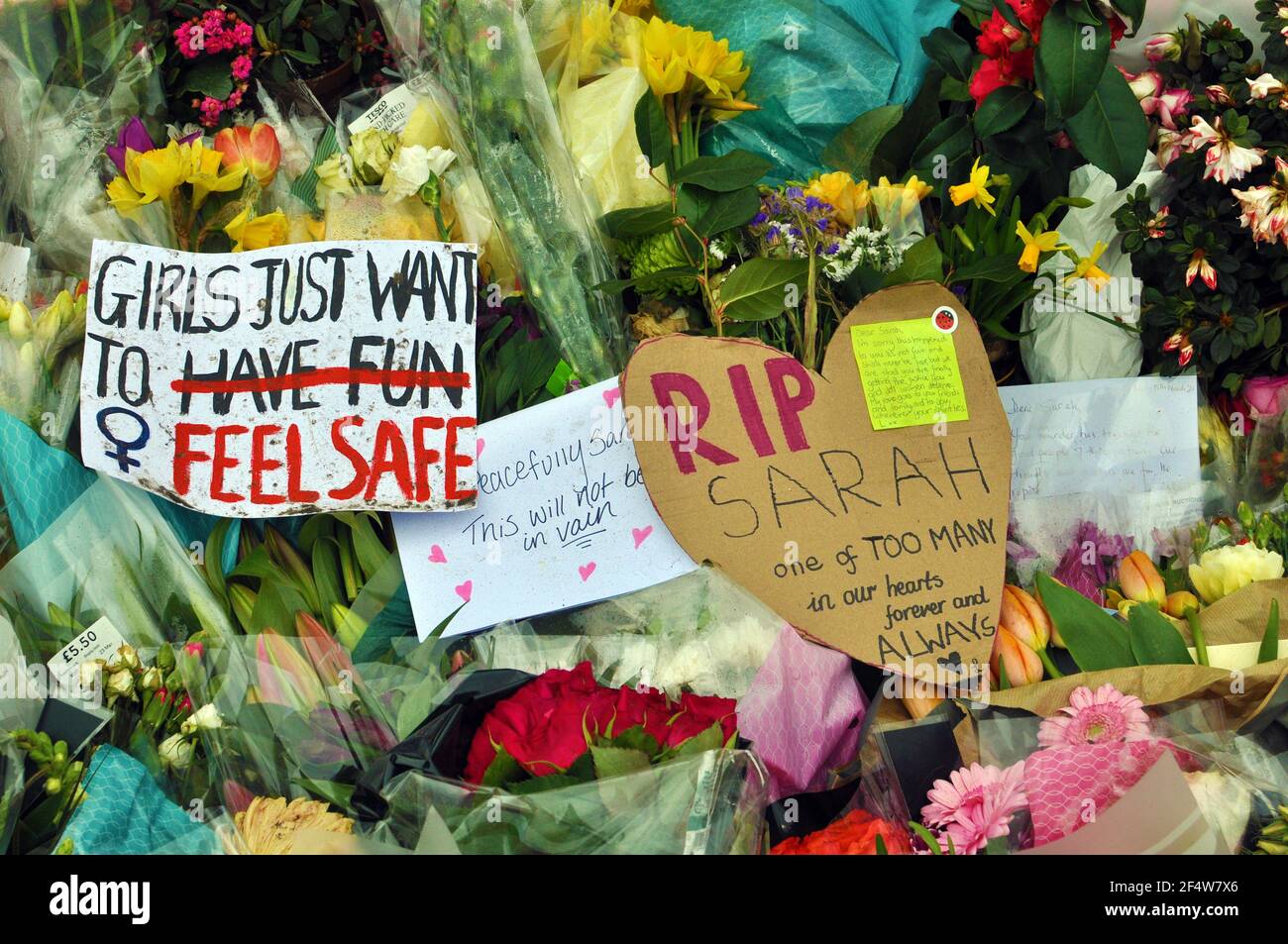 London, Großbritannien. März 2021, 23rd. Tribute an die ermordete Sarah Everard wachsen weiter am Bandstand in Clapham Common. Kredit: JOHNNY ARMSTEAD/Alamy Live Nachrichten Stockfoto