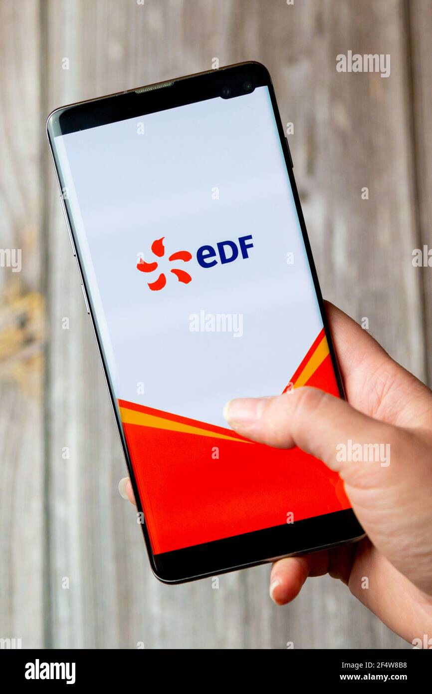Ein Mobiltelefon oder Mobiltelefon, das in einem gehalten wird Hand mit der EDF Energy App geöffnet auf dem Bildschirm Stockfoto