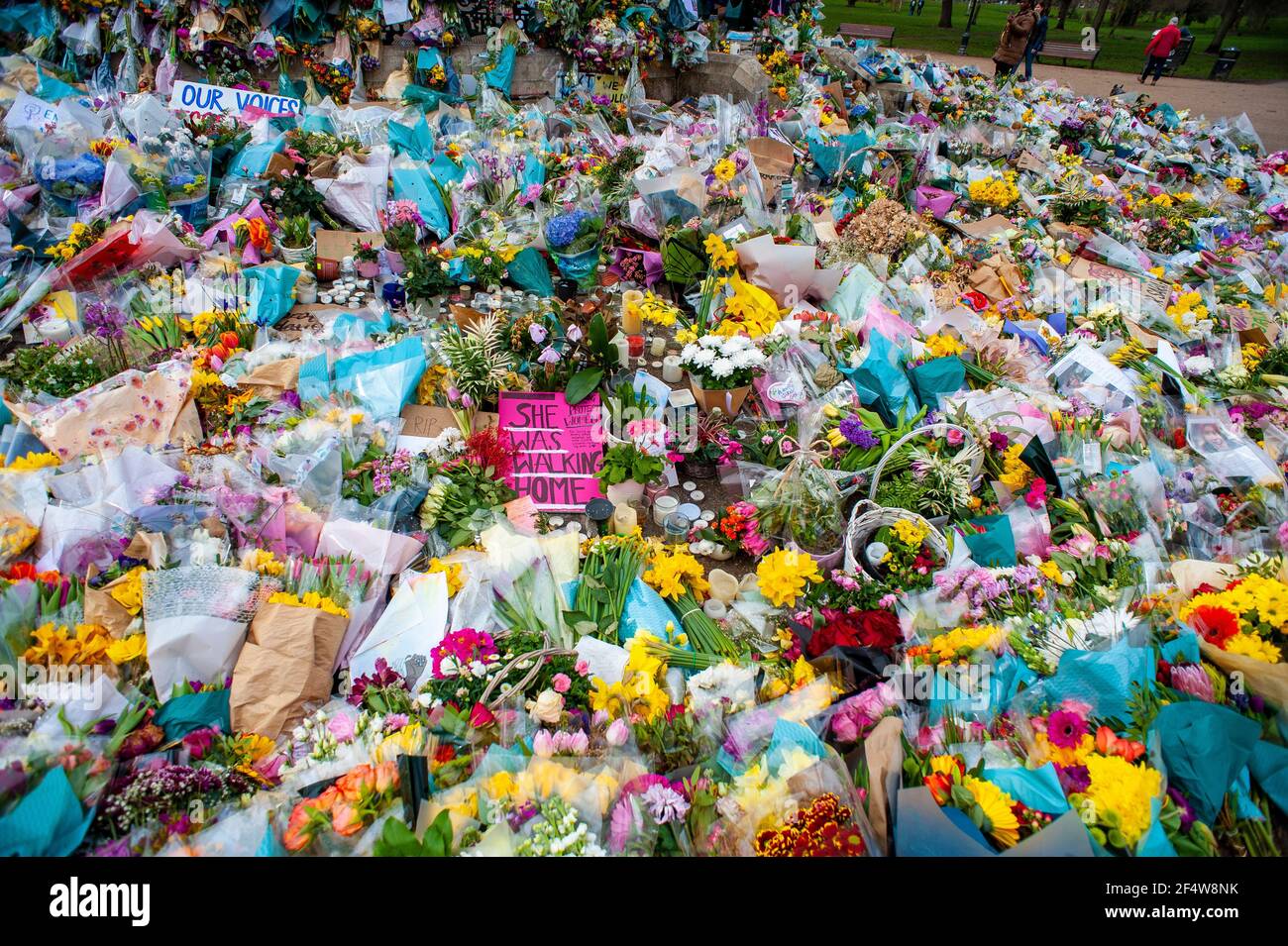 London, Großbritannien. März 2021, 23rd. Tribute an die ermordete Sarah Everard wachsen weiter am Bandstand in Clapham Common. Kredit: JOHNNY ARMSTEAD/Alamy Live Nachrichten Stockfoto