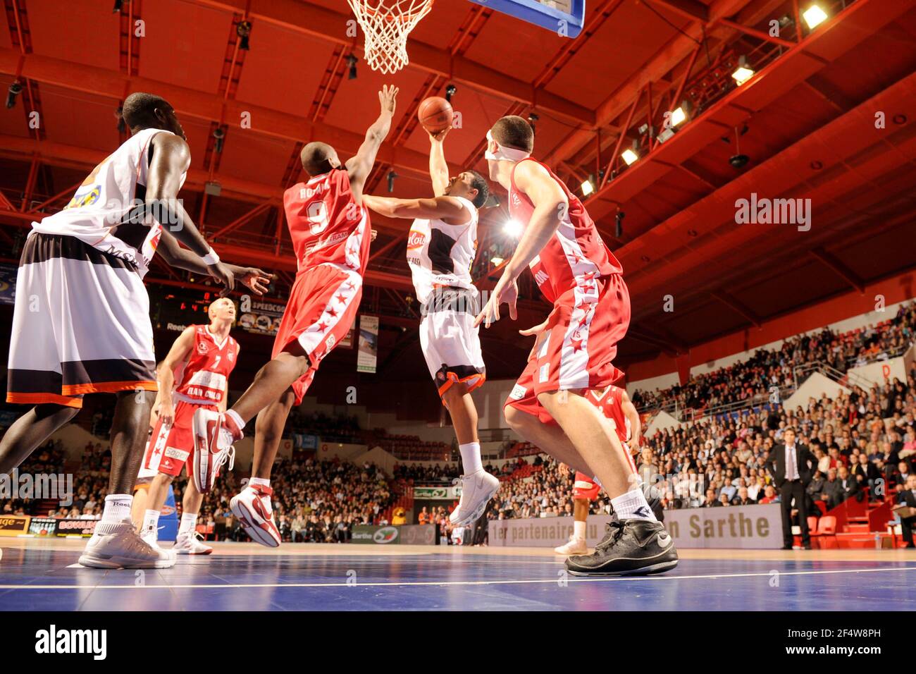 BASKETBALL - FRANZÖSISCHE MEISTERSCHAFT PRO A 2009/2010 - LE MANS (FRA) - 13/11/2009 - FOTO : JEAN FRANCOIS MOLLIERE / DPPILE MANS / CHALON SUR SAONE - DEWARICK SPENCER / LE MANS Stockfoto