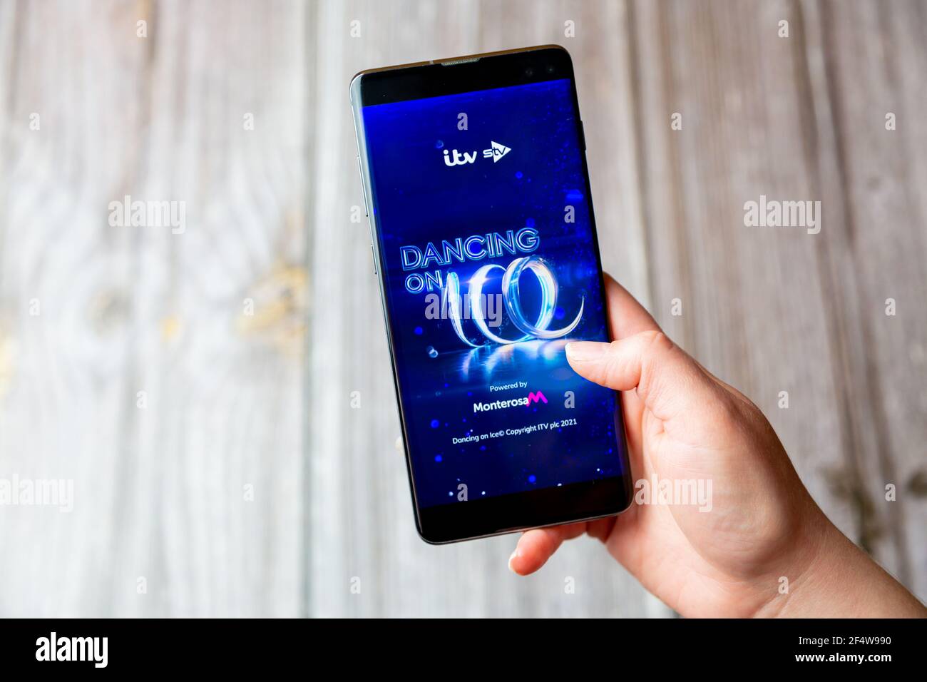 Ein Mobiltelefon oder Mobiltelefon, das in einem gehalten wird Hand mit der Dancing on Ice App geöffnet auf dem Bildschirm Stockfoto