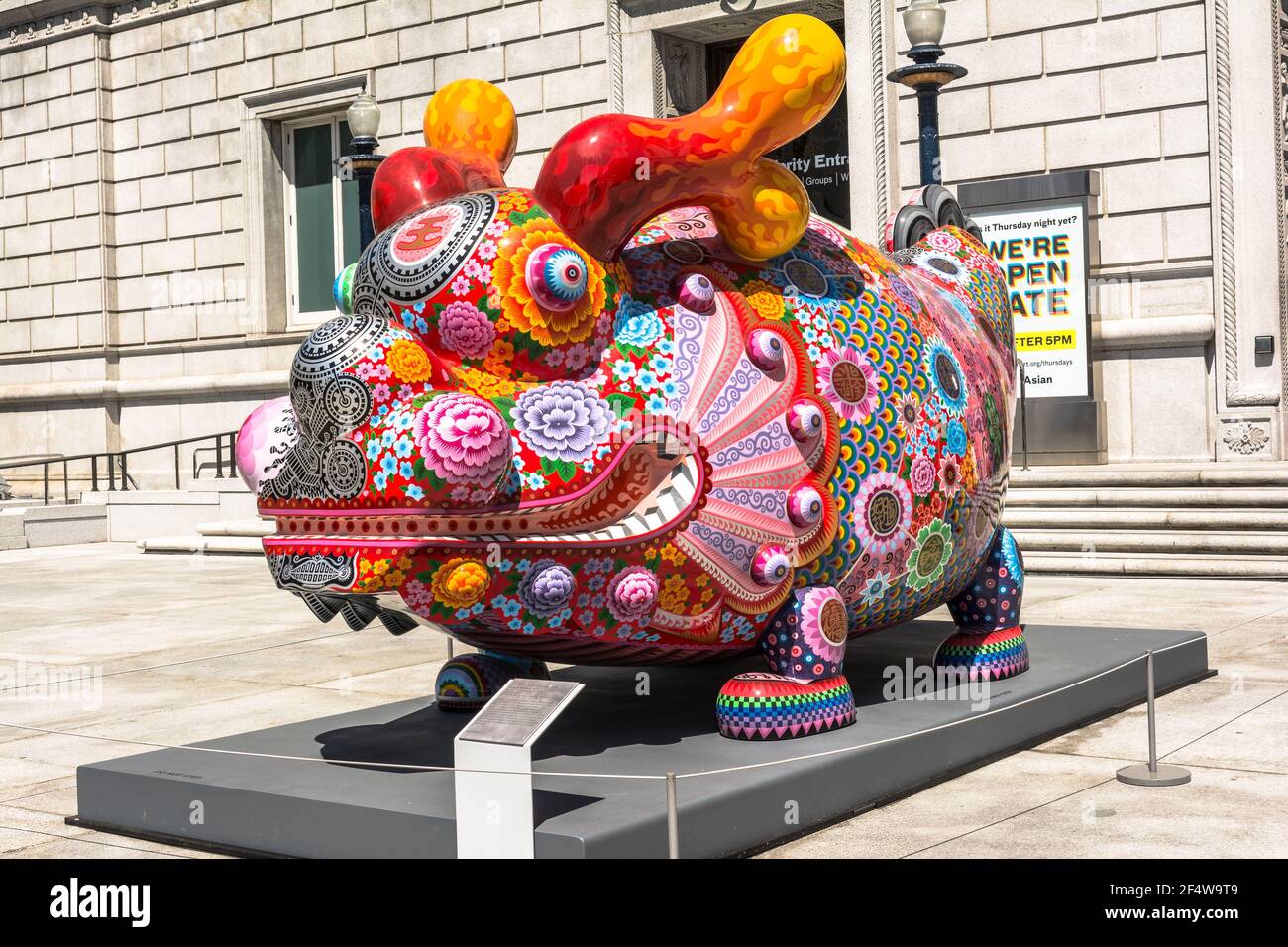 San Francisco, California, USA - 2. August 2016 : Dragon Fortune vor dem Asian Art Museum Stockfoto