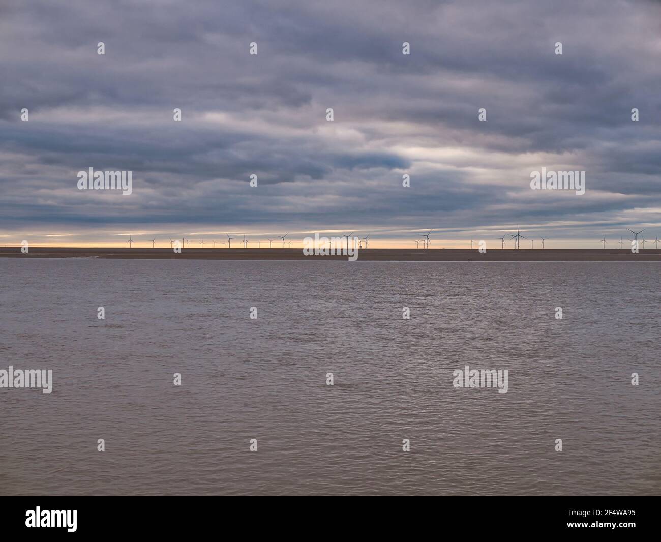 Offshore-Windenergieanlagen vor Wirral in der Mersey-Mündung im Nordwesten Großbritanniens. Stockfoto