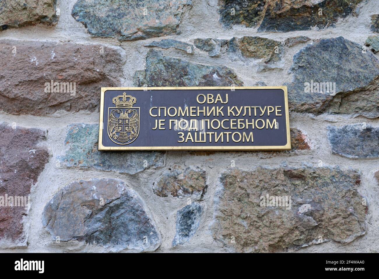 Kraljevo, Serbien - 16. April 2018: Bronzetafel Dieses Kulturdenkmal ist unter einem besonderen Schutzgesetz Stockfoto