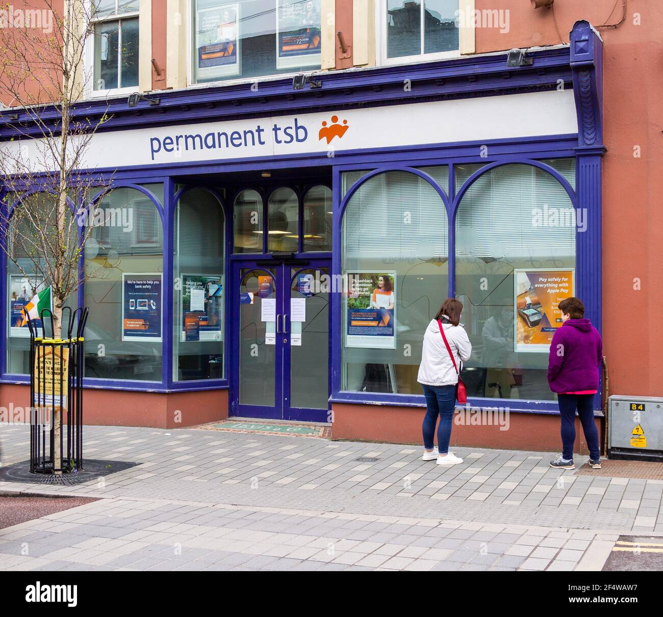 2 Frauen betrachten das Fenster der Permanent TSB Bank Stockfoto