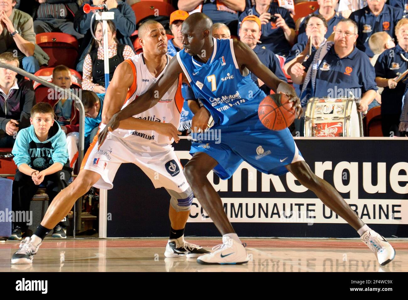 BASKETBALL - FRANZÖSISCHE MEISTERSCHAFT PRO A 2010-2011 - GRAVELINES (FRA) - 09/11/2010 - FOTO : JEAN-FRANCOIS MOLLIERE / DPPI - GRAVELINES V POITIERS - PAPE BADIANE (POI) Stockfoto