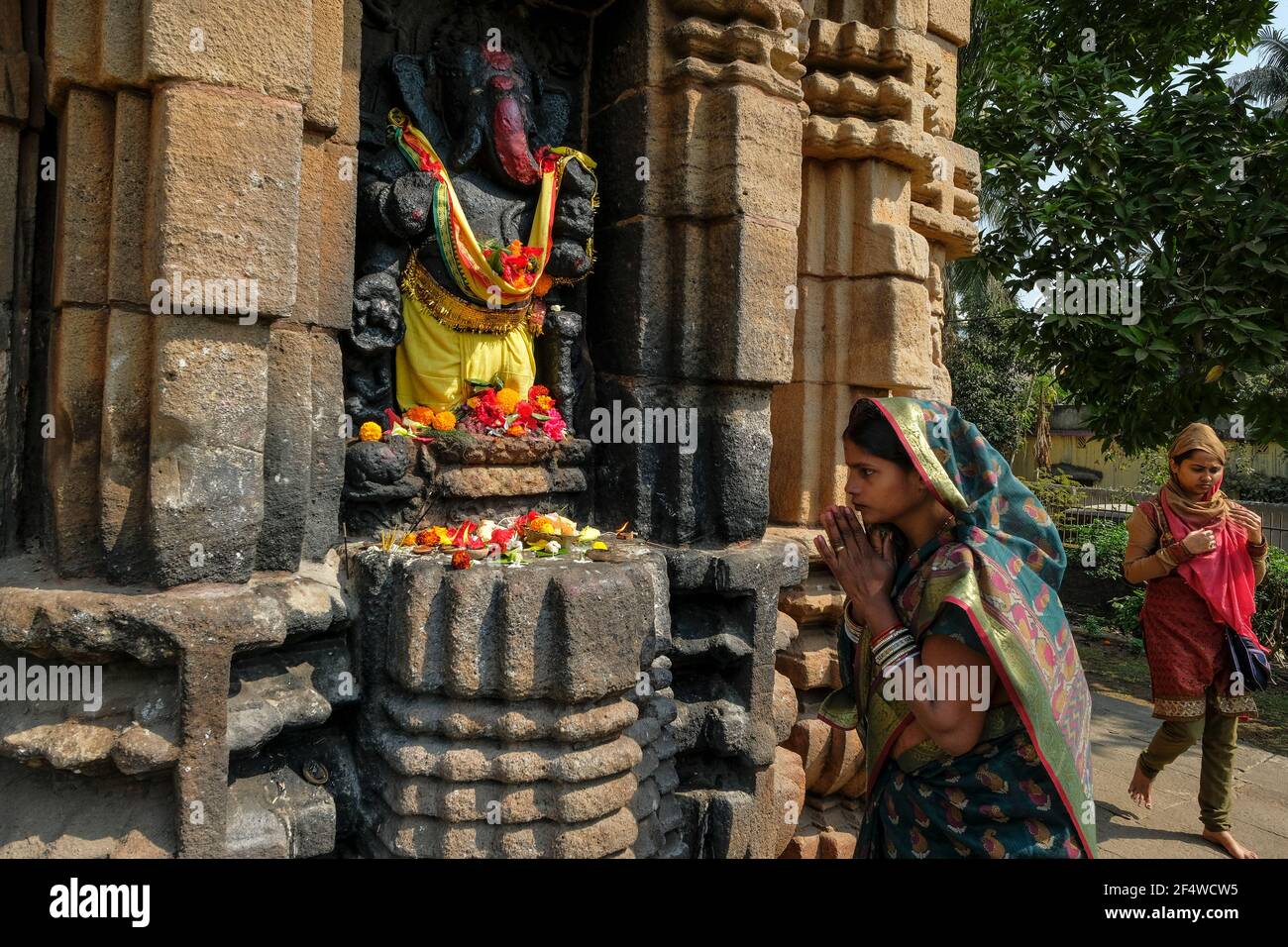Bhubaneshwar, Indien - Februar 2021: Eine Frau, die am 8. Februar 2021 im Nageshwar-Tempel in Bhubaneshwar, Odisha, Indien, eine Opfergabe dargebracht hat. Stockfoto