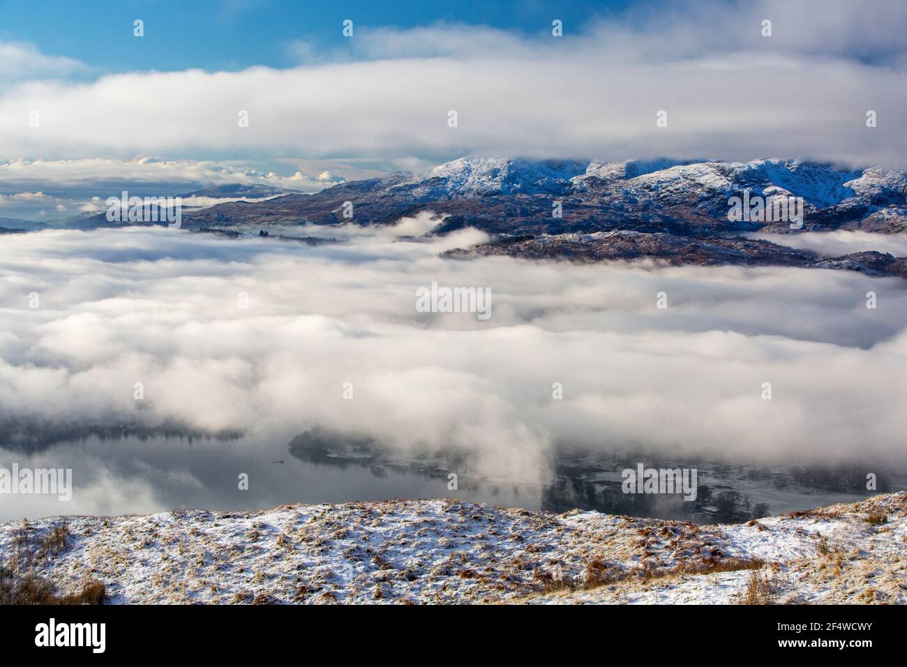 Neblige Bedingungen auf Wansfell über Ambleside, Lake District, Großbritannien, Blick in Richtung Coniston Old man, über Lake Windermere. Stockfoto