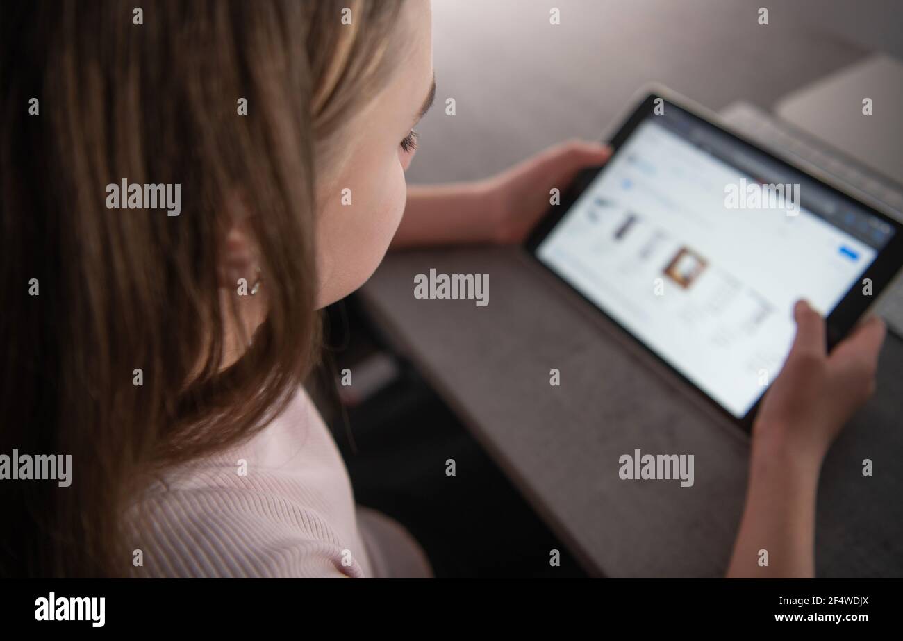 Kaukasische Mädchen mit Tablet-Gerät in ihren Händen. Drahtlose Moderne Technologien. Thema Internet-Branche. Stockfoto
