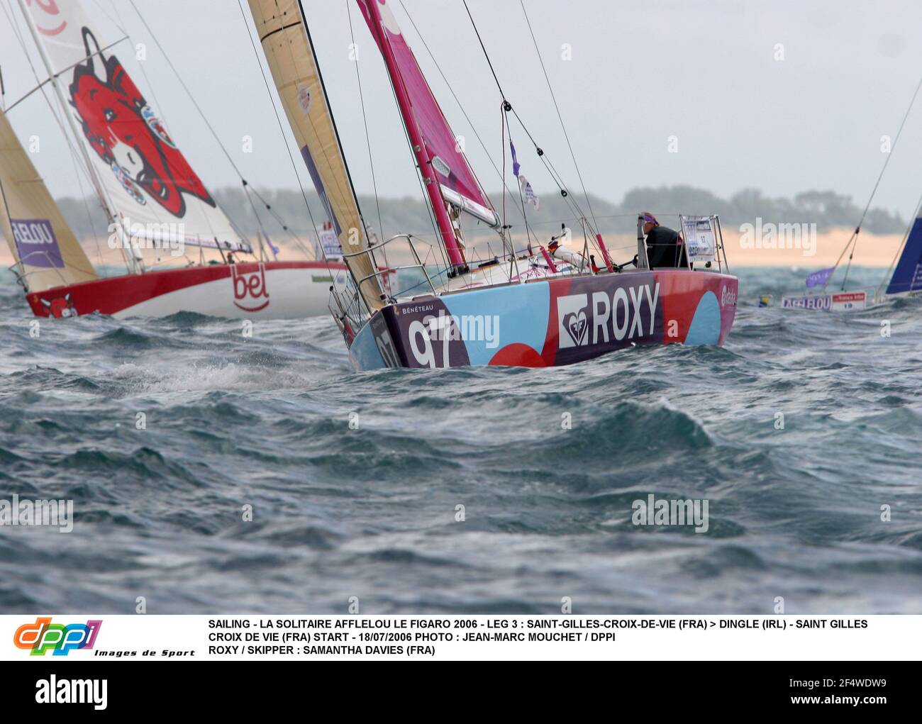 SEGELN - LA SOLITAIRE AFLELOU LE FIGARO 2006 - ETAPPE 3 : SAINT-GILLES-CROIX-DE-VIE (FRA) > DINGLE (IRL) - SAINT GILLES CROIX DE VIE (FRA) START - 18/07/2006 FOTO : JEAN-MARC MOUCHET / DPPI ROXY / SKIPPER : SAMANTHA DAVIES (FRA) Stockfoto