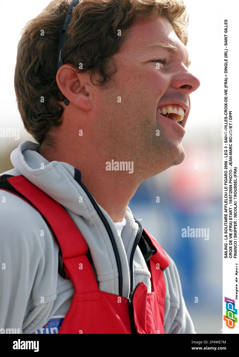 SEGELN - LA SOLITAIRE AFLELOU LE FIGARO 2006 - ETAPPE 3 : SAINT-GILLES-CROIX-DE-VIE (FRA) > DINGLE (IRL) - SAINT GILLES CROIX DE VIE (FRA) START - 18/07/2006 FOTO : JEAN-MARC MOUCHET / DPPI FINANCO / SKIPPER : NICOLAS TROUSSEL (FRA) Stockfoto