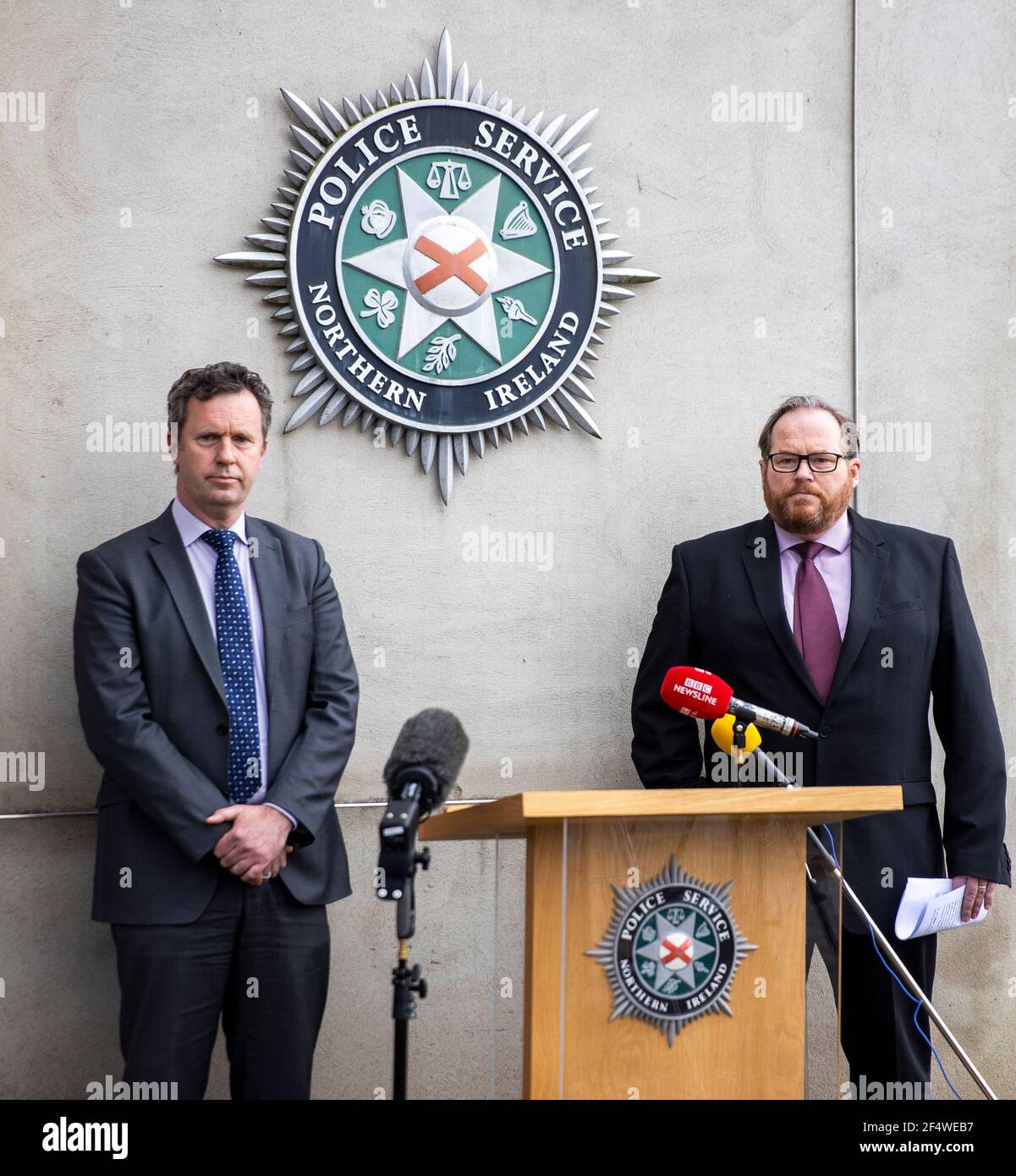 Leiter der Kriminalpolizei, Polizeidienst von Nordirland (PSNI) Detective Chief Superintendent John McVea (links) und Craig Naylor Stellvertretender Direktor der Untersuchung NCA, Während einer Pressekonferenz im PSNI-Hauptquartier bezüglich der Festnahme von fünf Männern aufgrund des Verdachts auf Drogendelikte durch Beamte der National Crime Agency und der PSNI, die im Rahmen der paramilitärischen Crime Task Force (PCTF) zusammenarbeiten. Bilddatum: Dienstag, 23. März 2021. Stockfoto