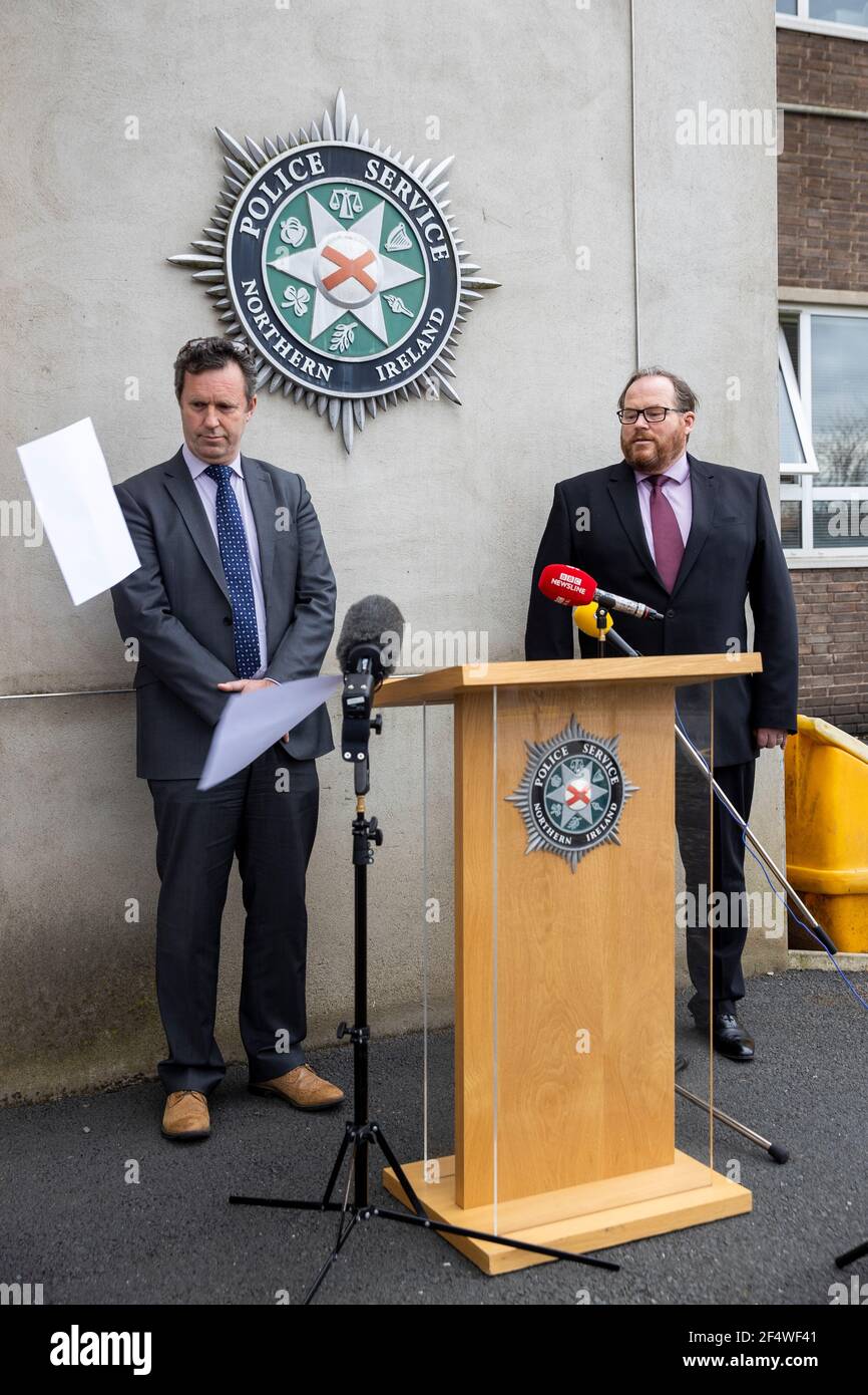 Leiter der Kriminalpolizei, Polizeidienst von Nordirland (PSNI) Detective Chief Superintendent John McVea (links) und Craig Naylor Stellvertretender Direktor der Untersuchung NCA, Während einer Pressekonferenz im PSNI-Hauptquartier bezüglich der Festnahme von fünf Männern aufgrund des Verdachts auf Drogendelikte durch Beamte der National Crime Agency und der PSNI, die im Rahmen der paramilitärischen Crime Task Force (PCTF) zusammenarbeiten. Bilddatum: Dienstag, 23. März 2021. Stockfoto