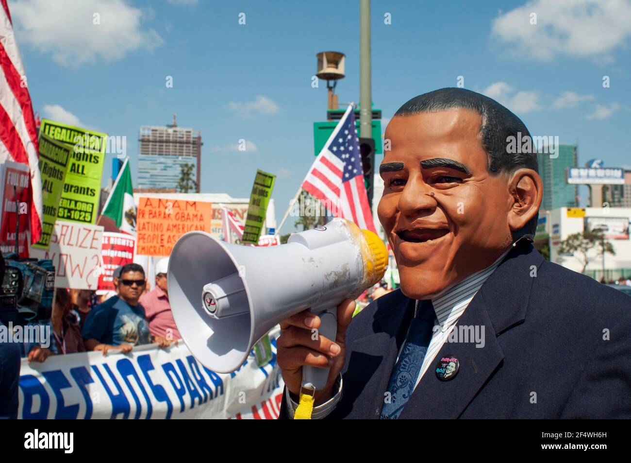 Ein Mann, der eine Obama-Maske trägt, versammlungen eine Menschenmenge während eines Immigrationsrechtsprotest in Downtown Los Angeles. Stockfoto