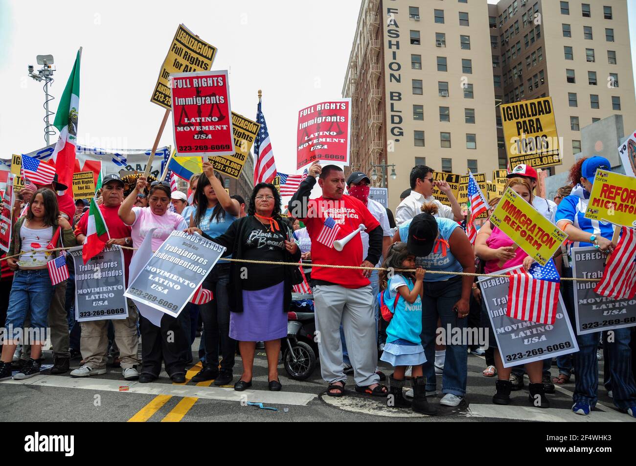 Demonstranten versammeln sich für Einwanderungsrechte während einer Mayday-Kundgebung in der Innenstadt von Los Angeles im Jahr 2009. Stockfoto
