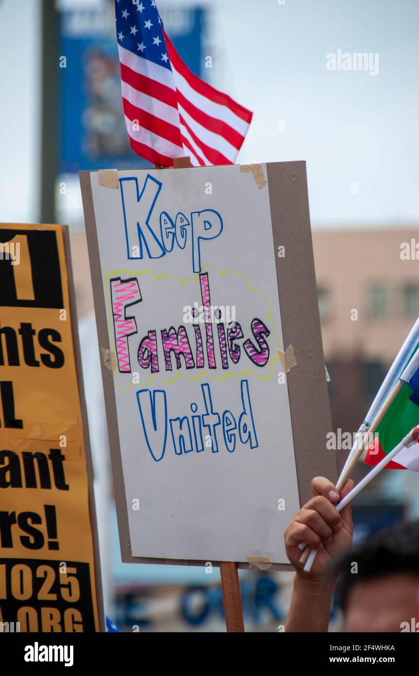 Ein Protestler hält ein "Keep Families United"-Schild während einer Mayday-Kundgebung in Downtown Los Angeles im Jahr 2009. Stockfoto