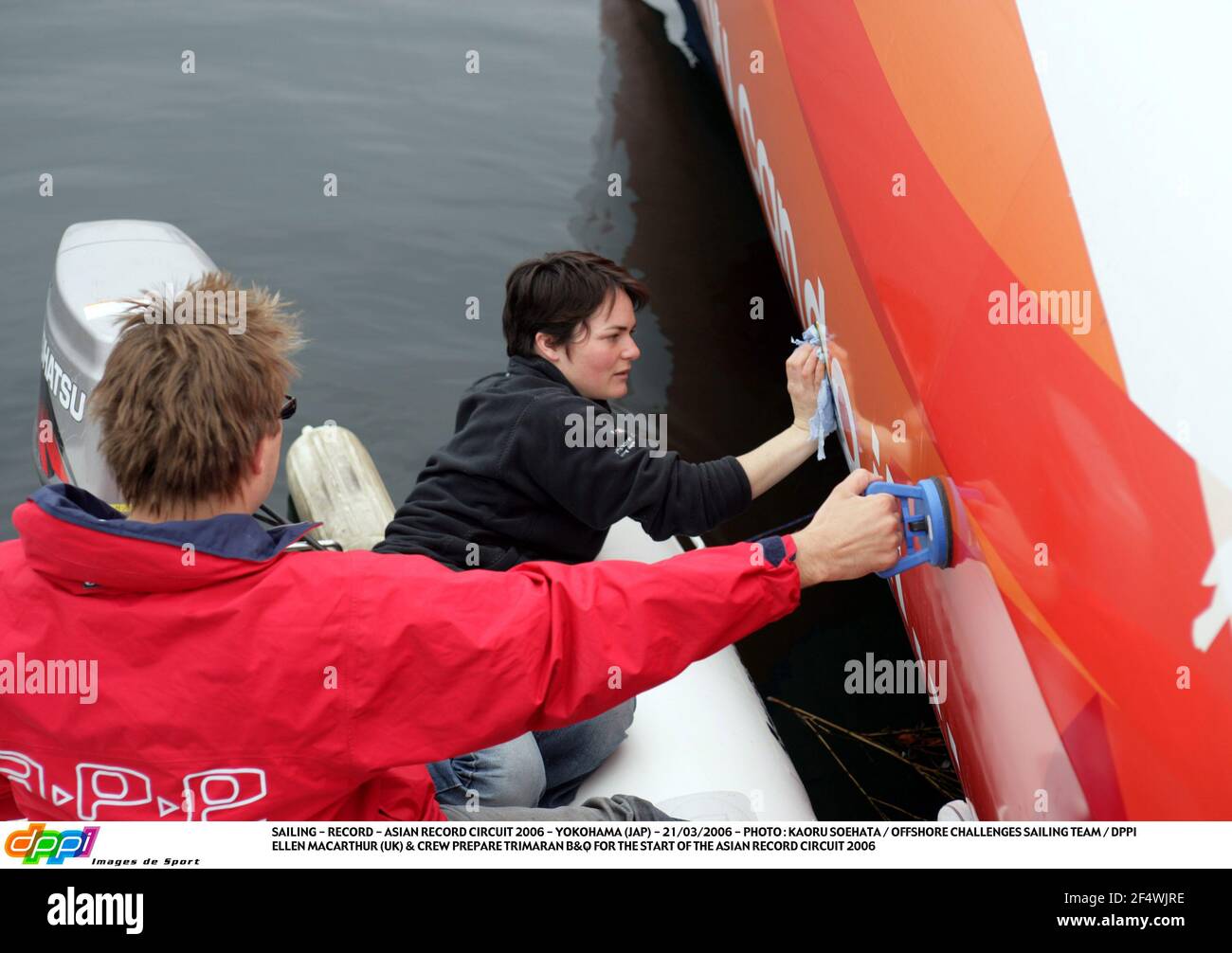 SEGELN - REKORD - ASIATISCHE REKORDSTRECKE 2006 - YOKOHAMA (JAP) - 21/03/2006 - FOTO : KAORU SOEHATA / OFFSHORE CHALLENGES SEGELTEAM / DPPI ELLEN MACARTHUR (UK) & CREW BEREITEN TRIMARAN B&Q FÜR DEN START DER ASIATISCHEN REKORDSTRECKE 2006 VOR Stockfoto