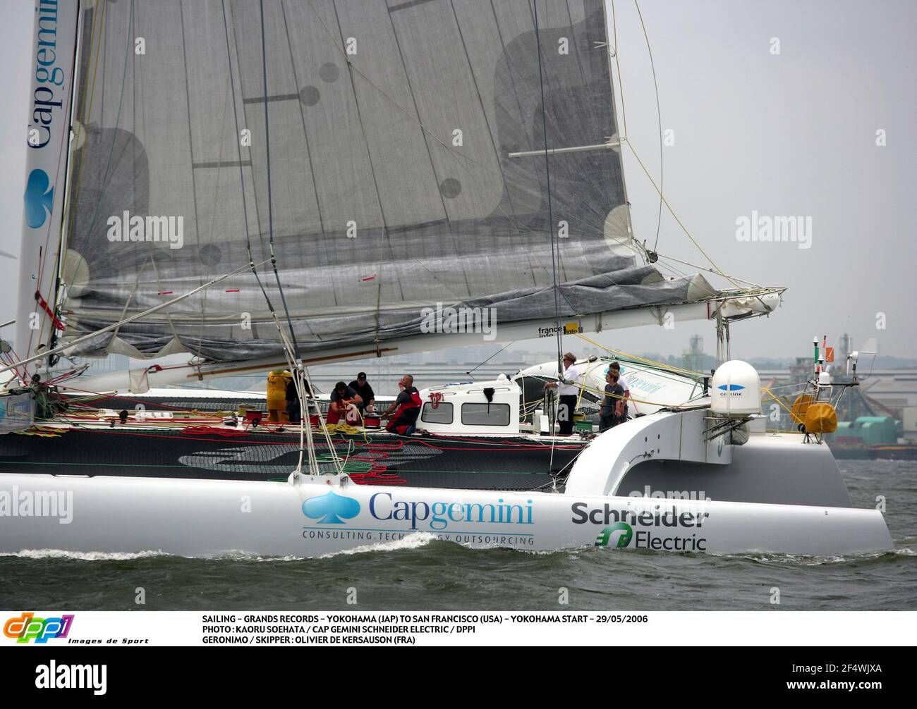 SEGELN - GRANDS RECORDS - YOKOHAMA (JAP) NACH SAN FRANCISCO (USA) - YOKOHAMA START - 29/05/2006 - FOTO : KAORU SOEHATA / CAP GEMINI SCHNEIDER ELECTRIC / DPPI GERONIMO / SKIPPER : OLIVIER DE KERSAUSON (FRA) Stockfoto