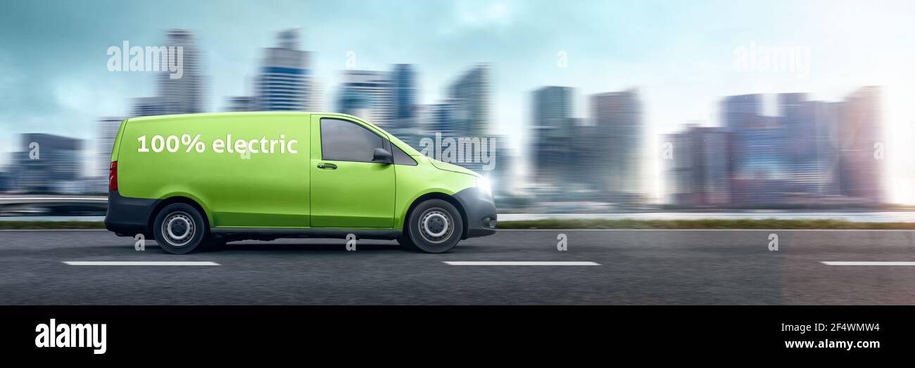 Fahren Sie mit einem Elektro-Van vor einer Skyline der Stadt Stockfoto