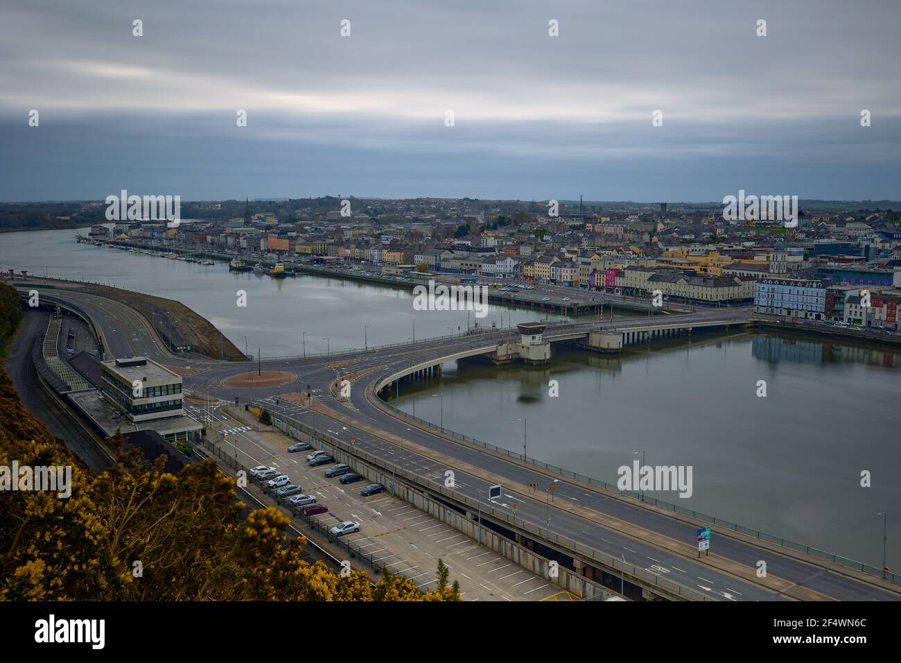 Luftaufnahme der Stadt Waterford. Irland. Brücke über den Fluss Suir und Eingangsbrücke in die Stadt Stockfoto