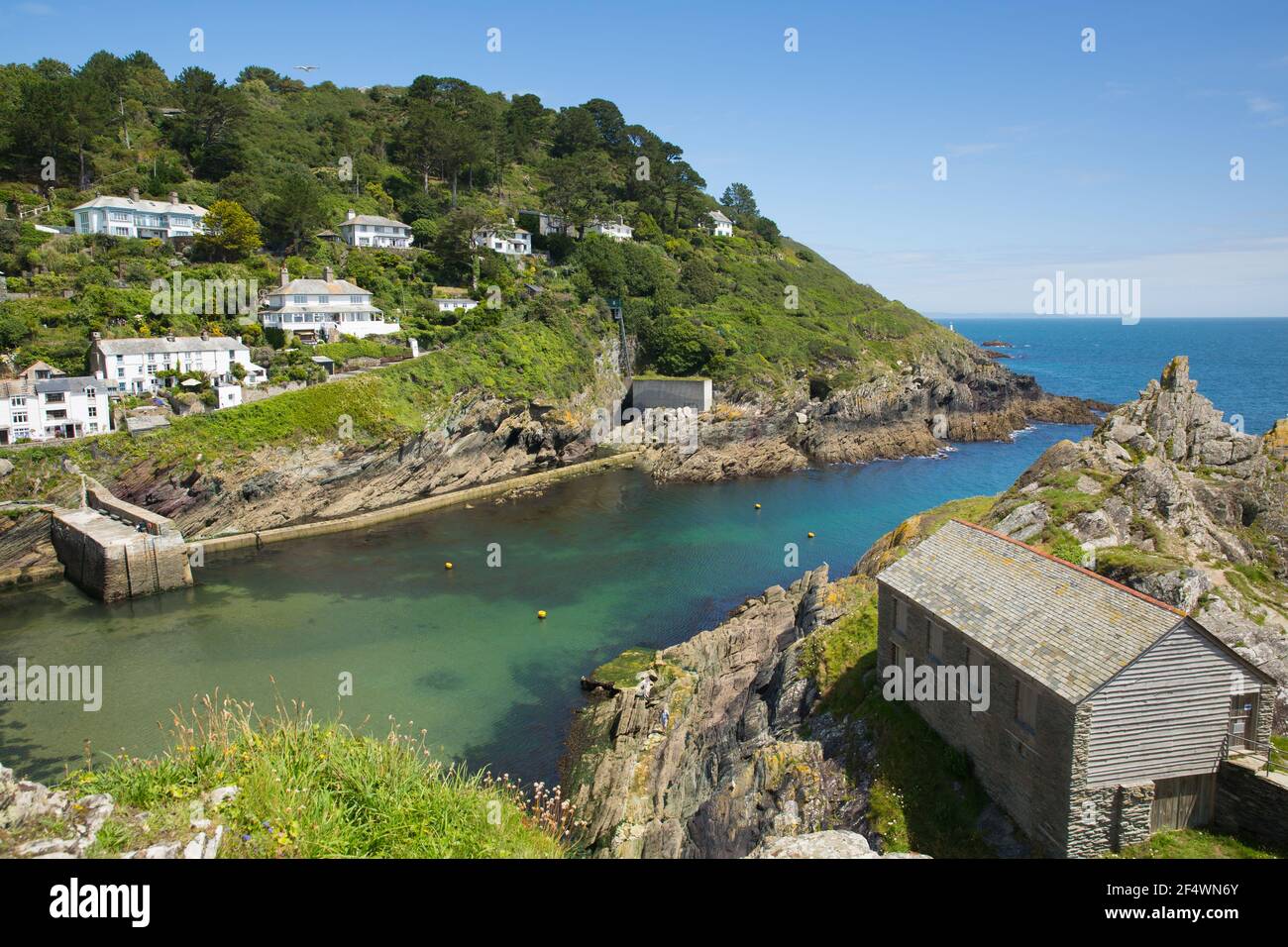 Küsteneingang Polperro Cornwall wunderschöner Hafen in England Sommer Stockfoto