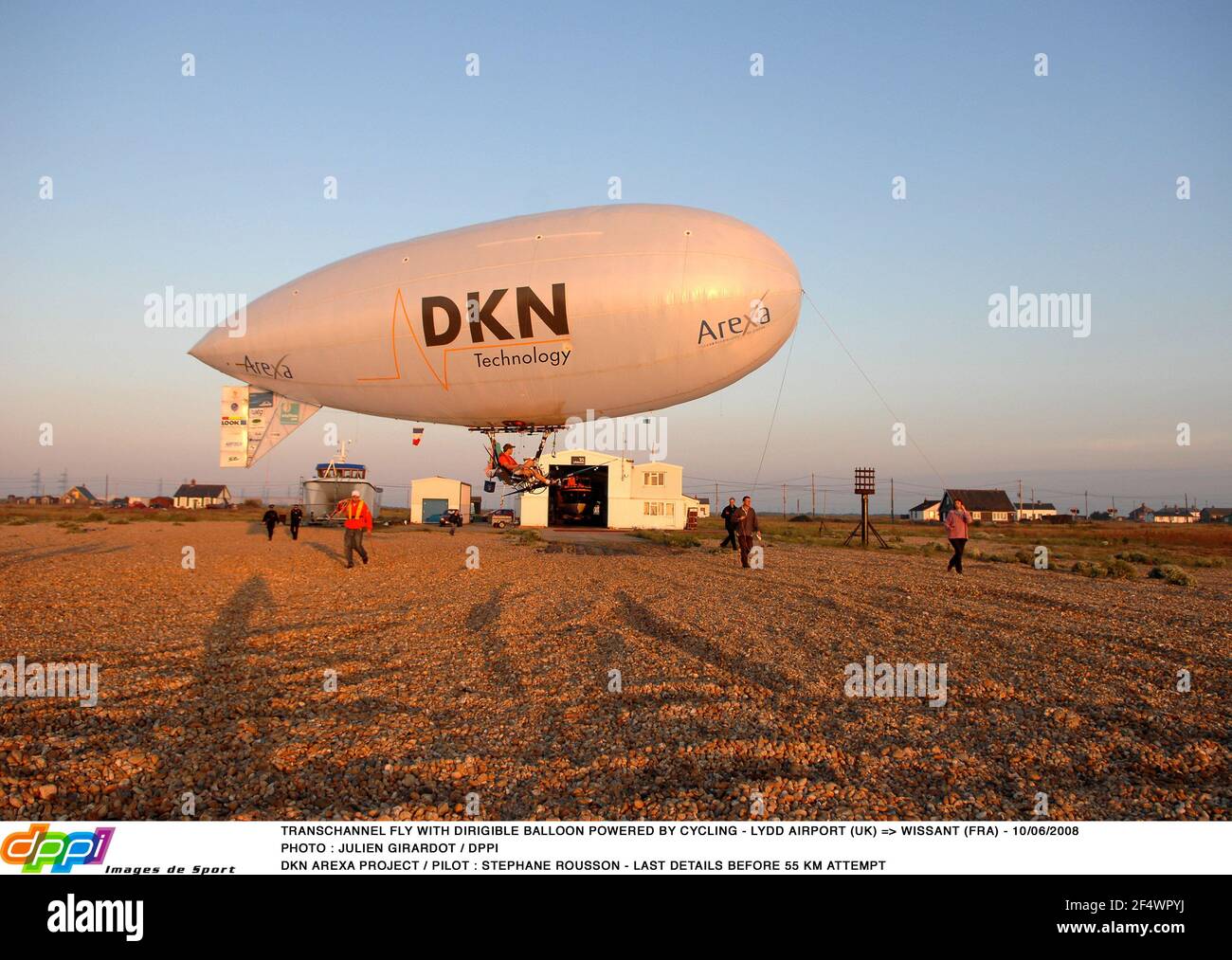 TRANSCHANNEL FLIEGEN MIT DEM LUFTBALLONBETRIEBENEN RADFAHREN - FLUGHAFEN LYDD (UK) - 10/06/2008 FOTO : JULIEN GIRARDOT / DPPI DKN AREXA PROJEKT / PILOT : STEPHANE ROUSSON - START Stockfoto